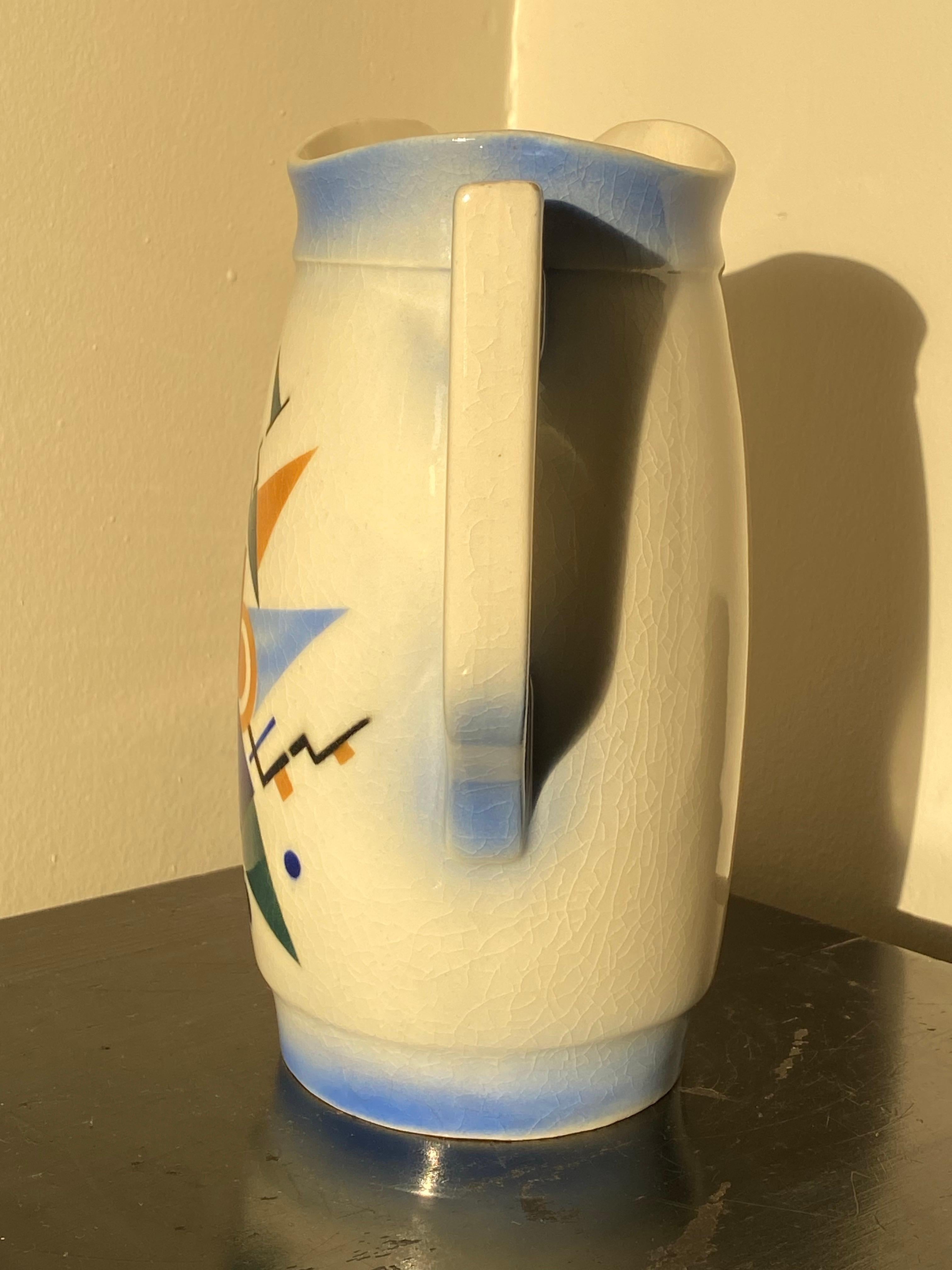 Pichet tchèque Spritzdekor en céramique cubiste à la manière de Kandinsky Bon état - En vente à Southampton, NJ