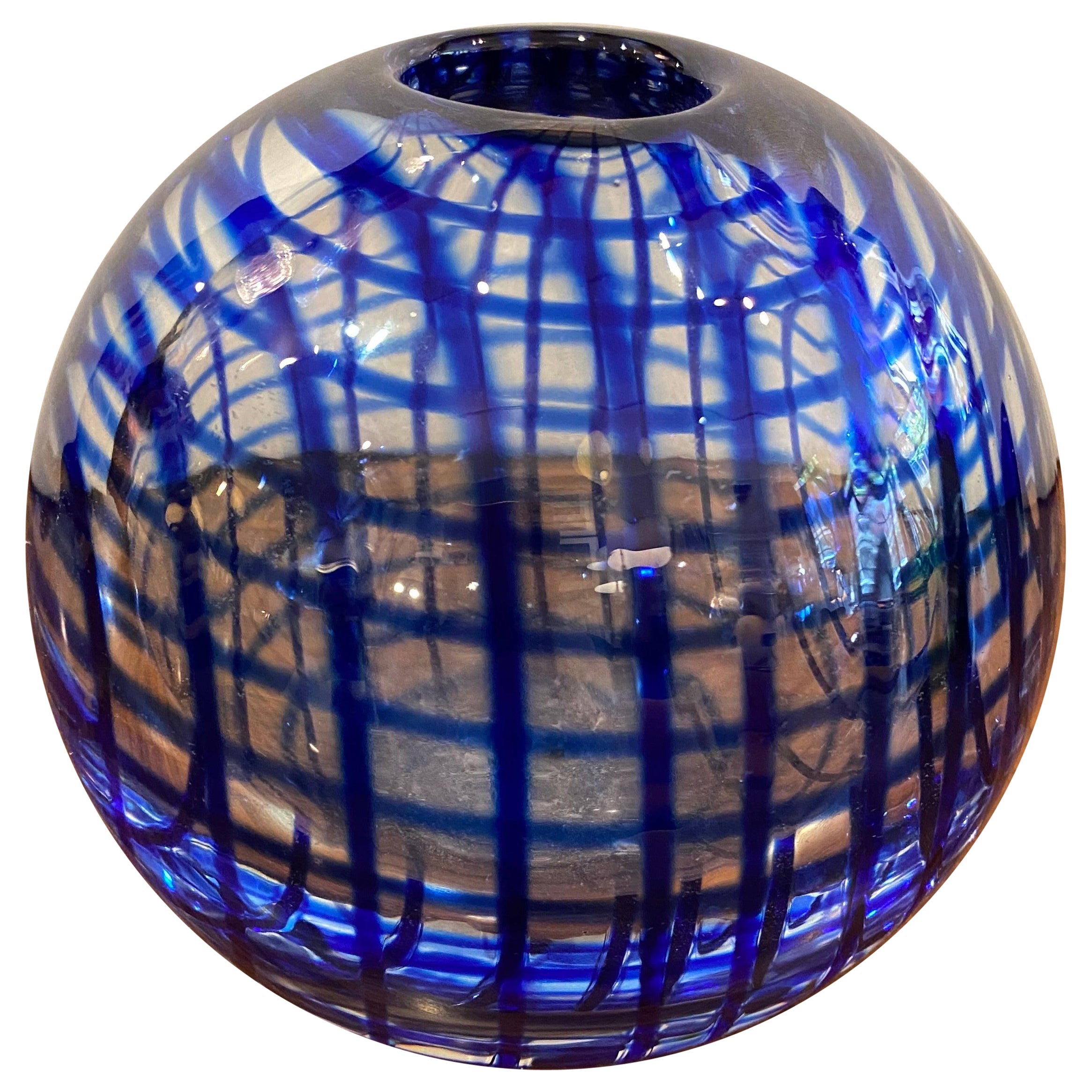 Checa  Jarrón Bola Redonda Remolino diseñado por Jan Kocavik, 2004