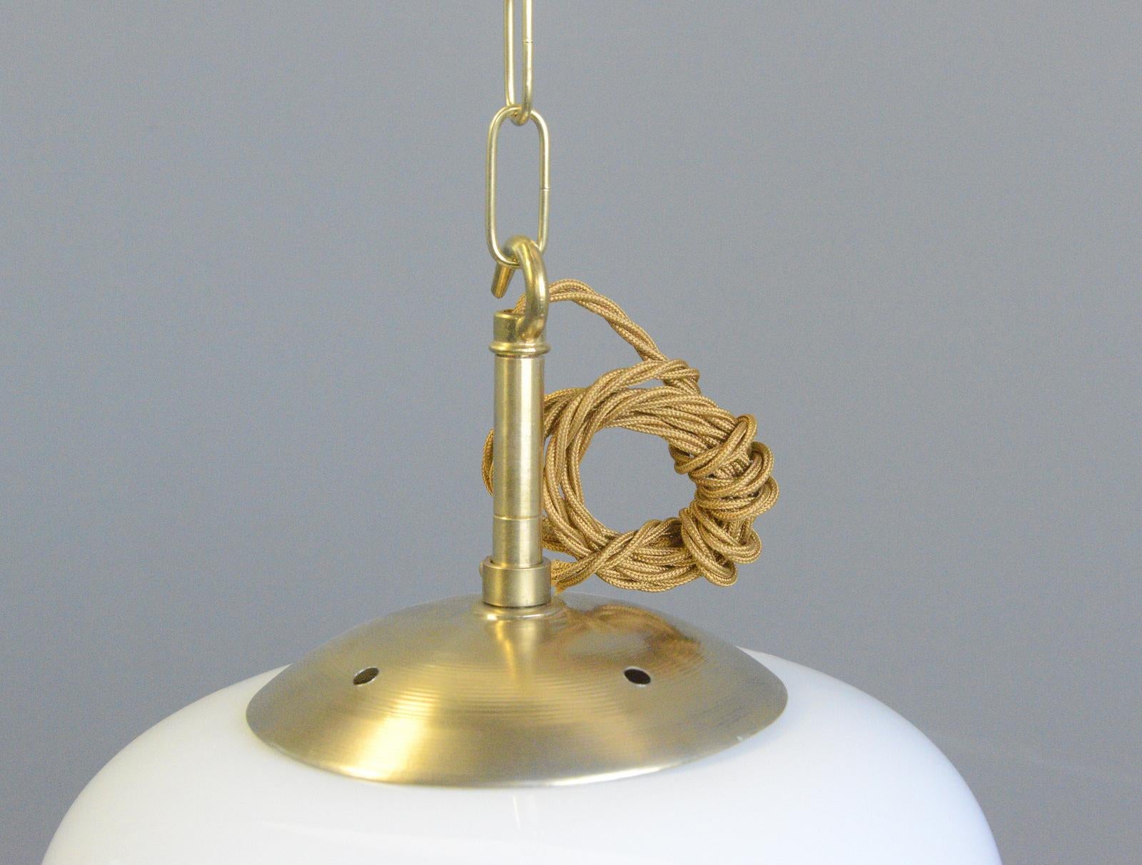 Art déco Lampes suspendues tchèques en opaline en forme de goutte d'eau Circa 1940s en vente