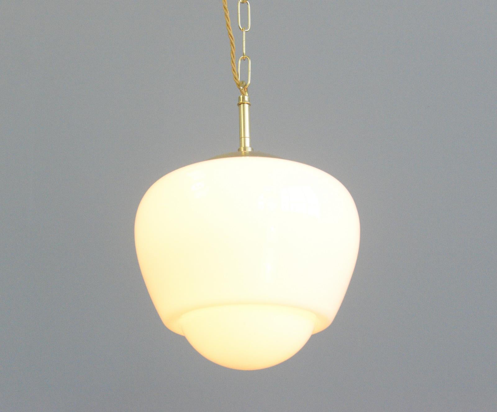 Milieu du XXe siècle Lampes suspendues tchèques en opaline en forme de goutte d'eau Circa 1940s en vente