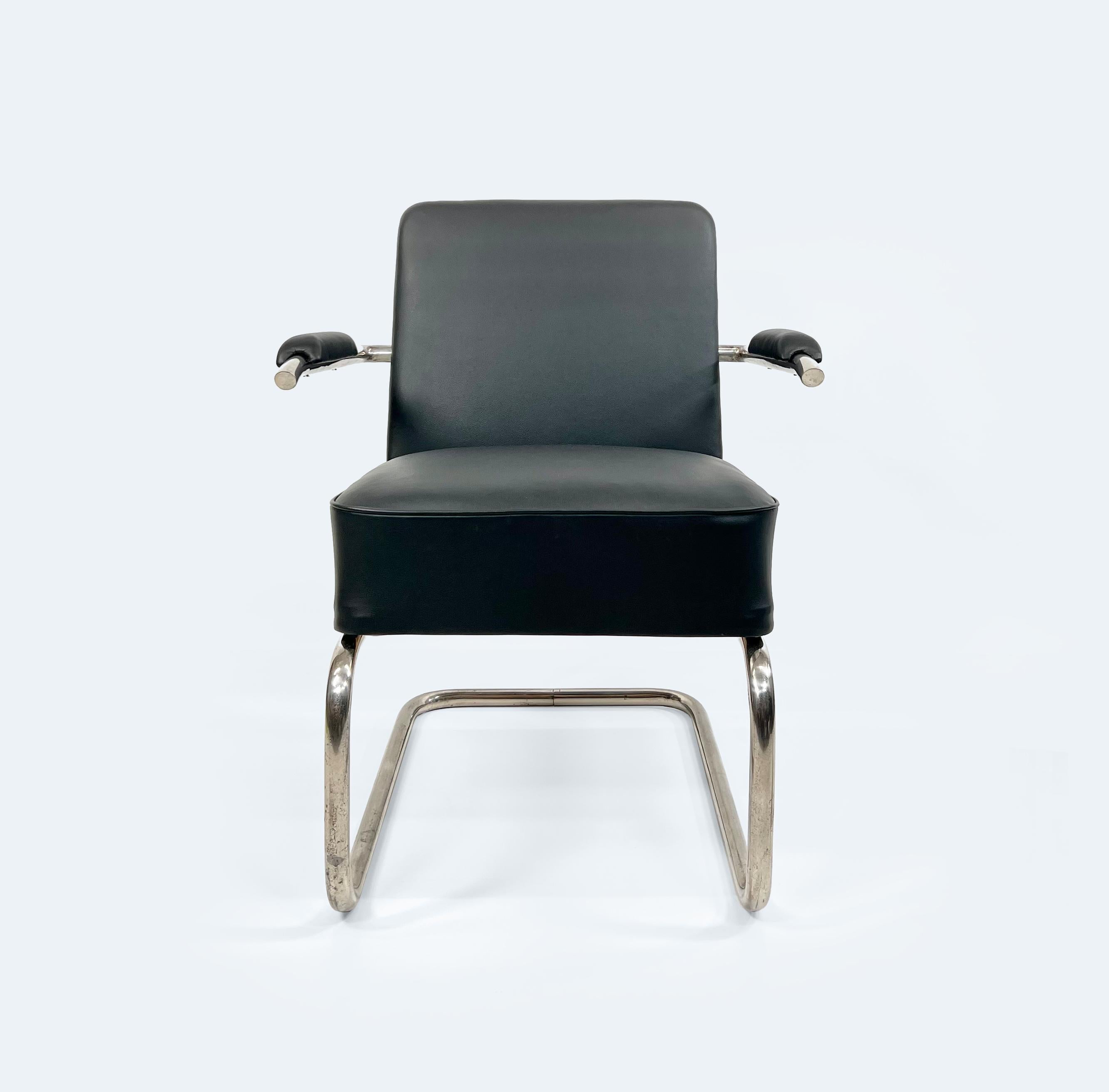 This Czech Tubular Steel Cantilever Chair from the 1930s is a stunning example of modernist design, combining sleek functionality with timeless elegance. The nickel-plated steel tube frame, with its beautiful patina, showcases the craftsmanship of