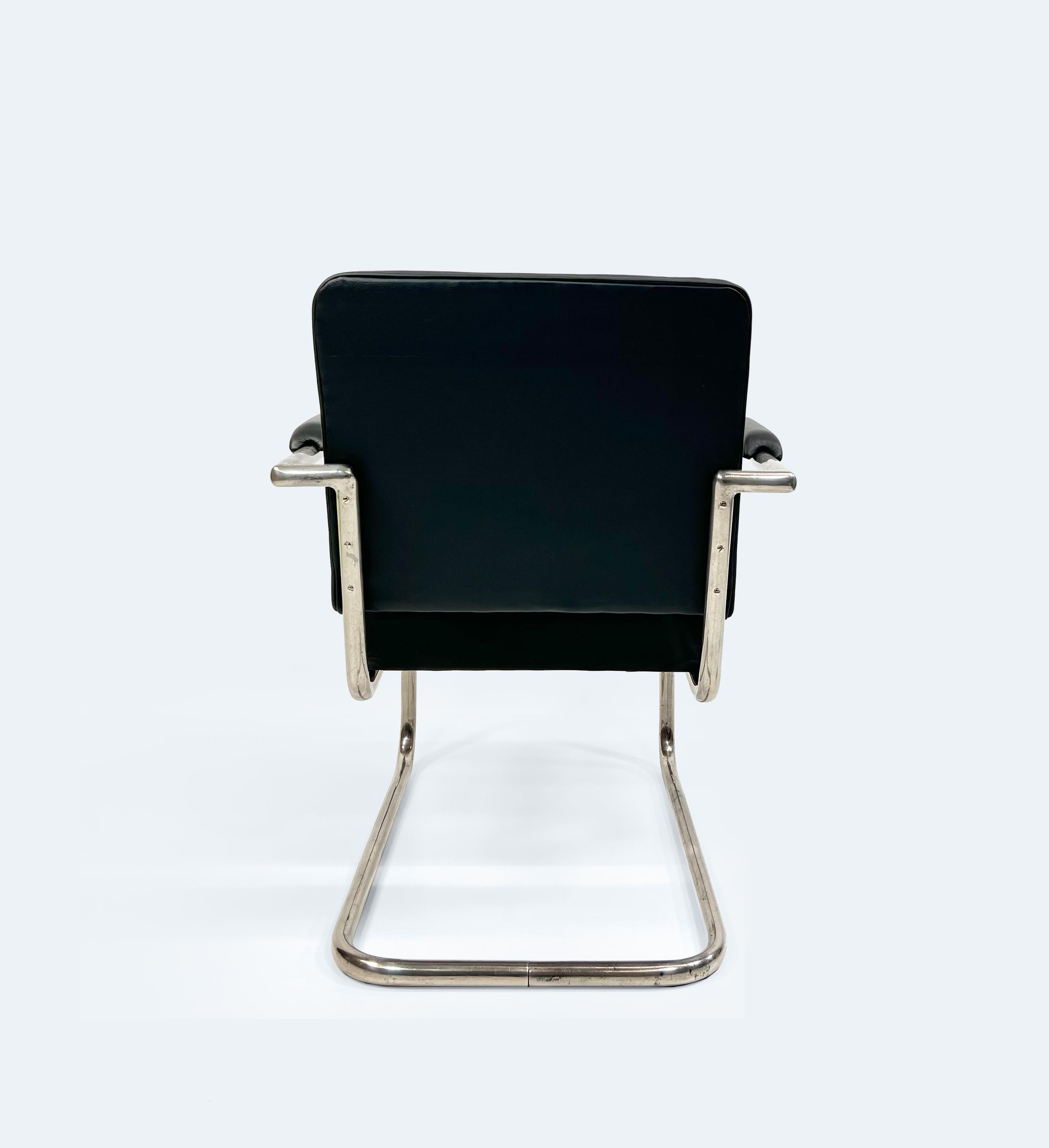 Czech Tubular Steel Cantilever Chair from 1930s In Good Condition For Sale In Reichenschwand, DE