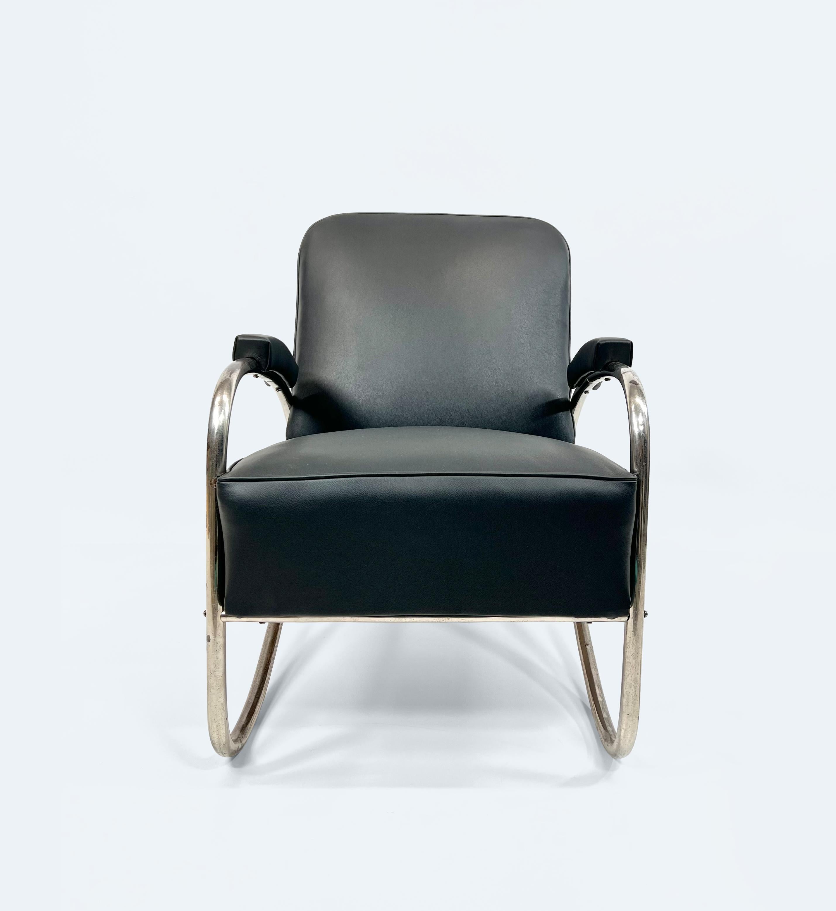 Cette chaise longue tchèque en acier tubulaire, qui rappelle le modèle emblématique 