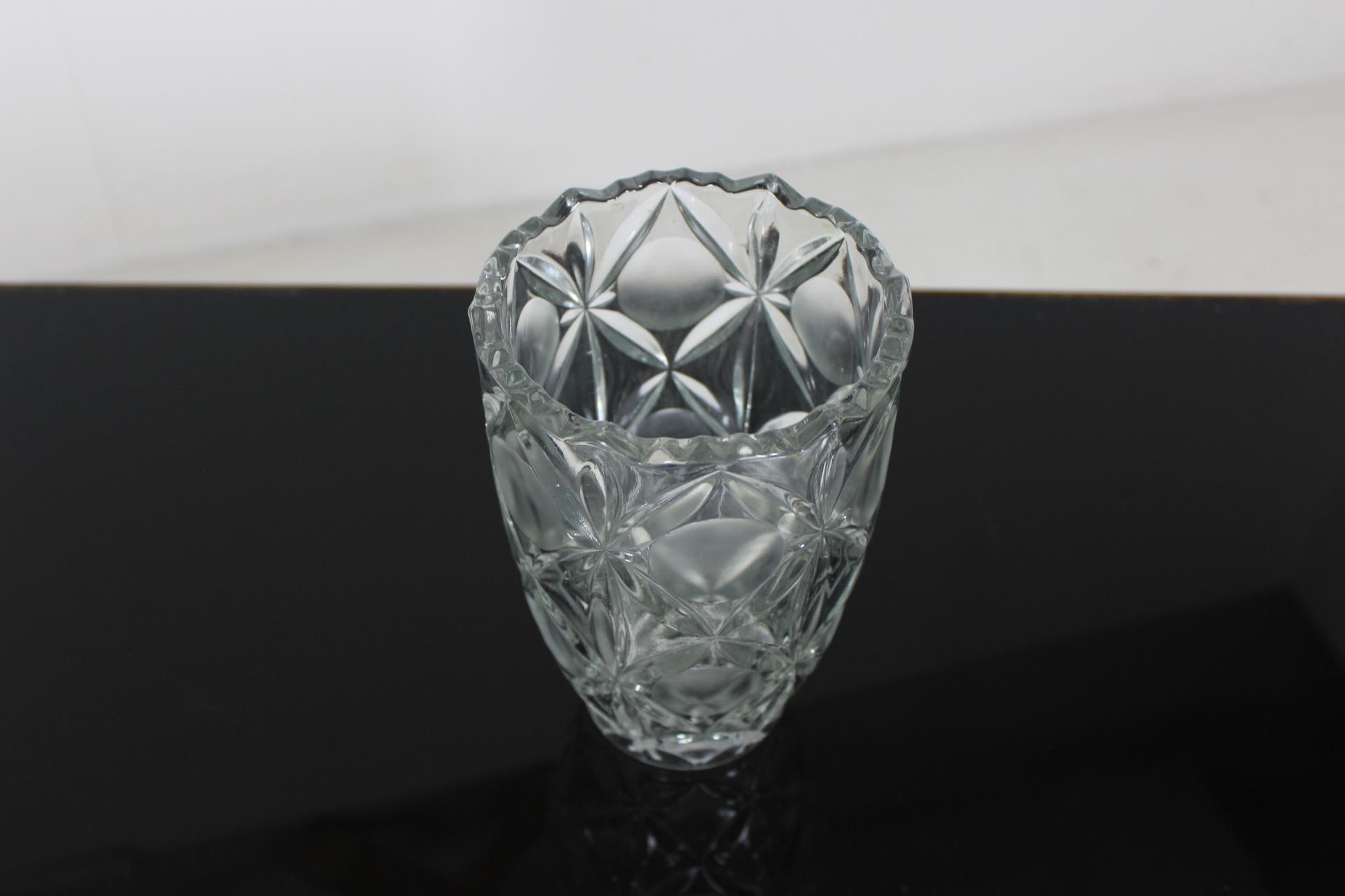 Die Vase besteht aus reinem, geschliffenem Glas. Hergestellt in der Tschechoslowakei. Ursprünglicher Zustand.