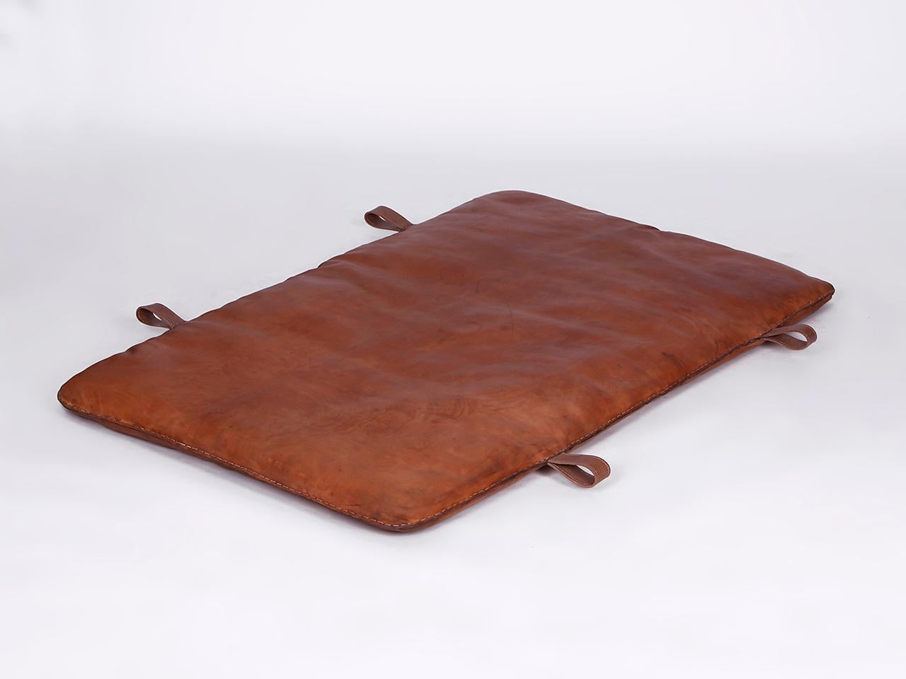 This 1930s gym mat originates from former Czechoslovakia. The thick leather has been cleaned and preserved and features a very good patina. The mat is in a very good condition. All of our premium vintage gym equipment has been carefully and