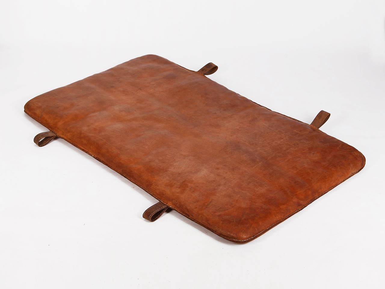 This 1930s gym mat originates from former Czechoslovakia. The thick leather has been cleaned and preserved and features a very good patina. The mat is in a very good condition. All of our premium vintage gym equipment has been carefully and