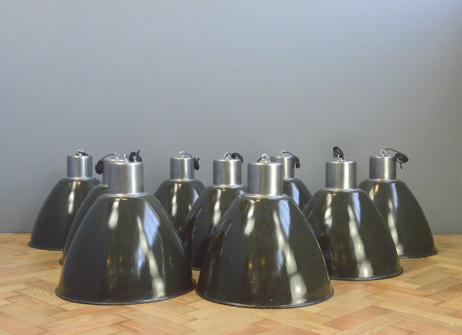 Lampes suspendues industrielles XL tchèques, vers 1950 en vente 8