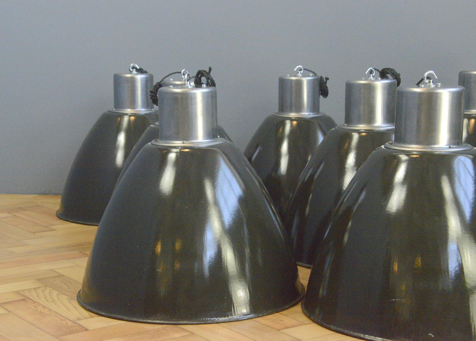Lampes suspendues industrielles XL tchèques, vers 1950 en vente 10