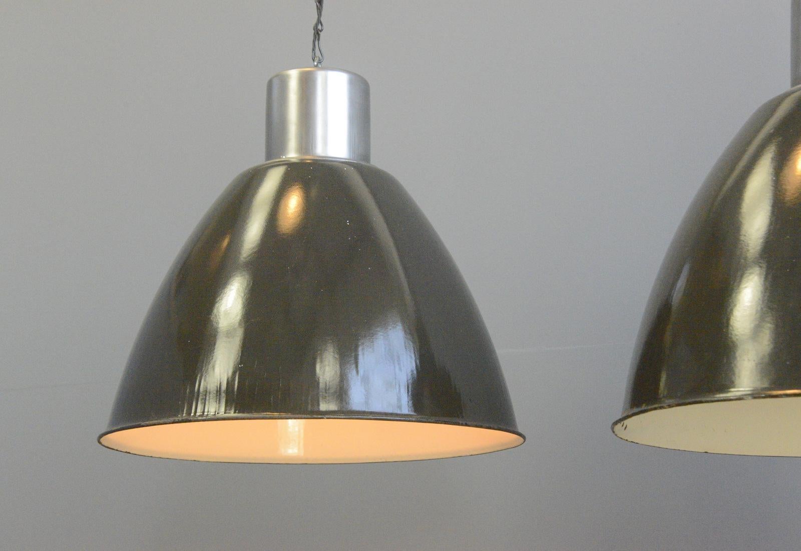 Milieu du XXe siècle Lampes suspendues industrielles XL tchèques, vers 1950 en vente