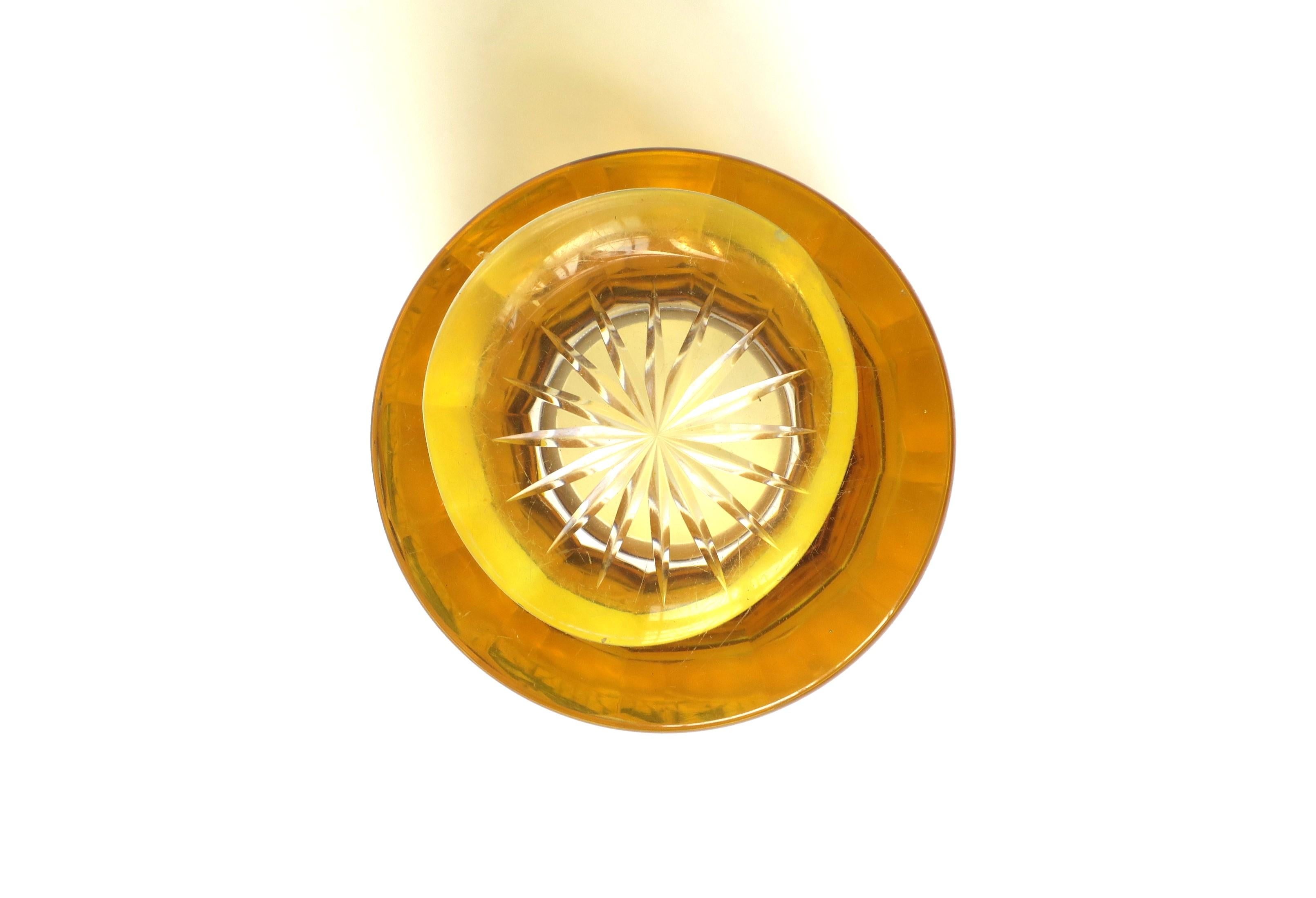 Vase tchèque de Bohème en cristal taillé jaune doré ambré en vente 1