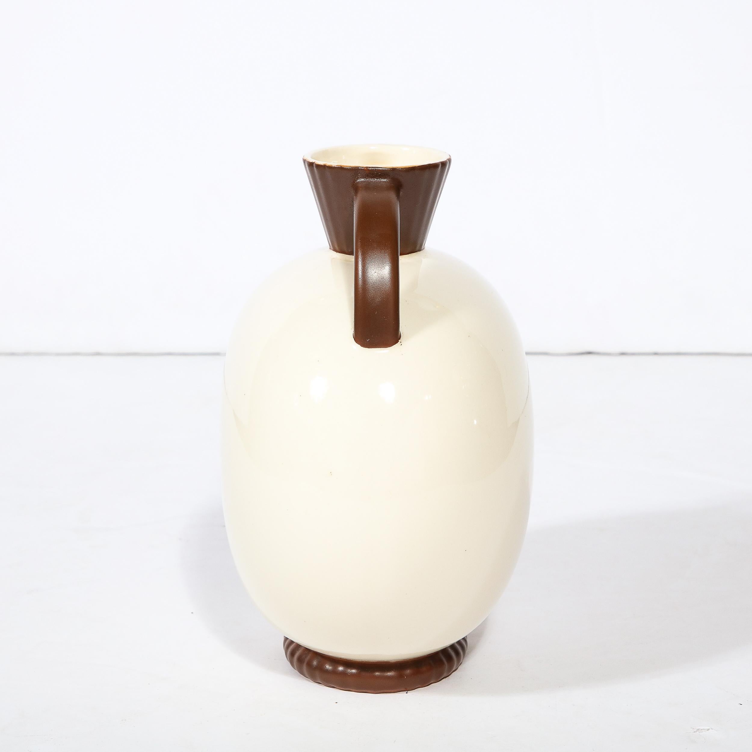 Tschechische, handgefertigte Art-Dco-Vase aus cremefarbener und bernsteinfarbener Keramik von Royal Crown (Handbemalt) im Angebot