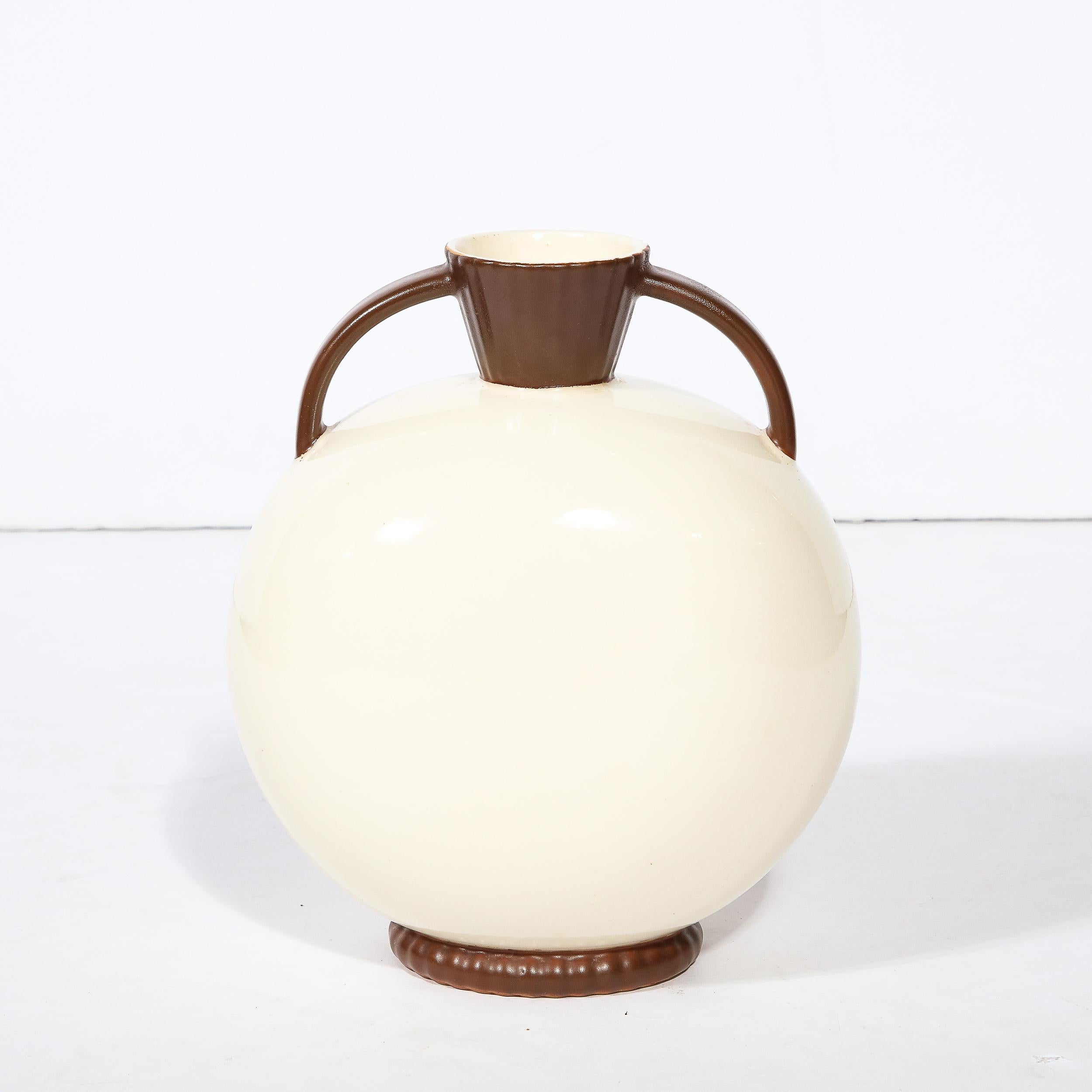 Tschechische, handgefertigte Art-Dco-Vase aus cremefarbener und bernsteinfarbener Keramik von Royal Crown (Mitte des 20. Jahrhunderts) im Angebot