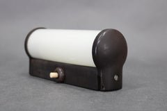 Applique tubulaire en bakélite Art déco tchécoslovaque avec verre au lait, années 1940