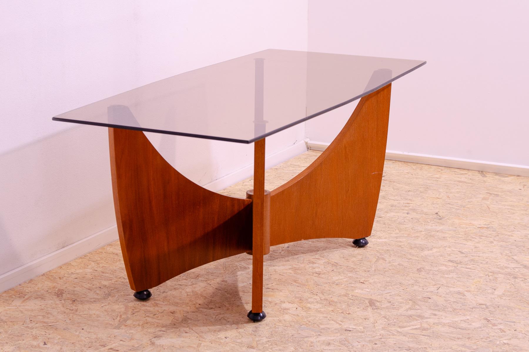 Czechoslovak mahogany Coffee Table, 1980´s In Good Condition For Sale In Prague 8, CZ