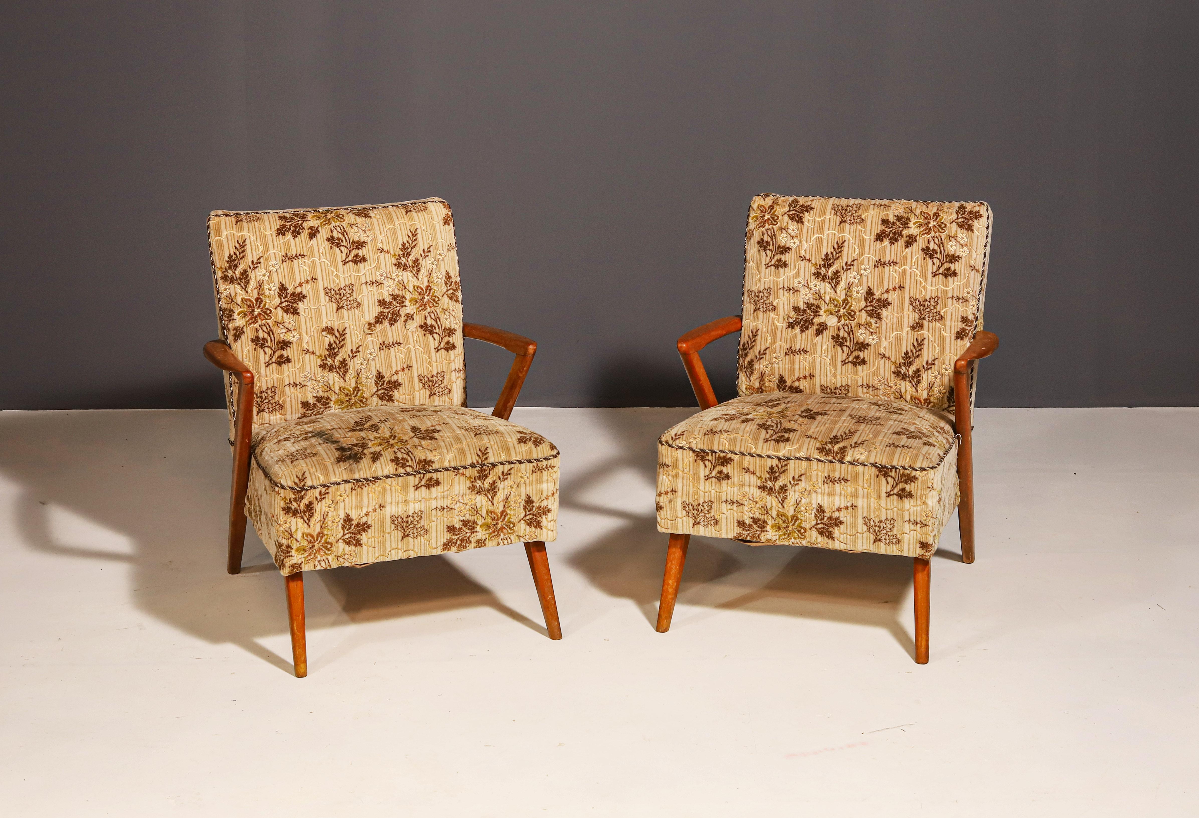 Ces fauteuils en bois courbé du milieu du siècle ont été fabriqués dans l'ancienne Tchécoslovaquie dans les années 1960.

Fabriqué en bois de hêtre et en tissu d'ameublement.

Les fauteuils sont solides et confortables.

Les chaises ont un padding