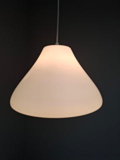 Tschechoslowakische Pendelleuchte aus Opalglas und Kunststoff aus der Mitte des Jahrhunderts, 1970er Jahre