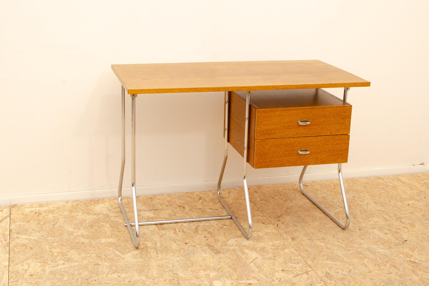 Escritorio modernista checoslovaco de cromo y madera, años 50, Europa Checo en venta