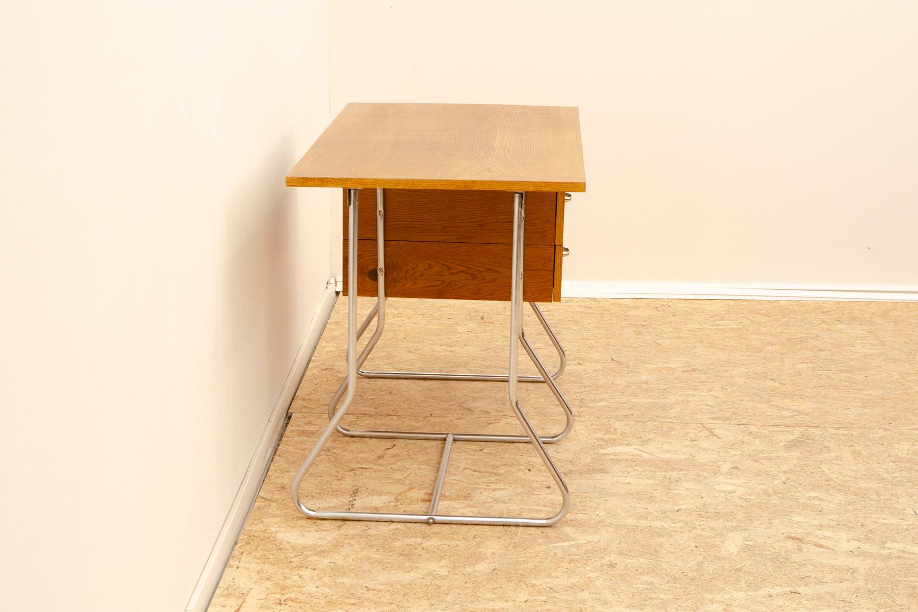 Escritorio modernista checoslovaco de cromo y madera, años 50, Europa Cromo en venta