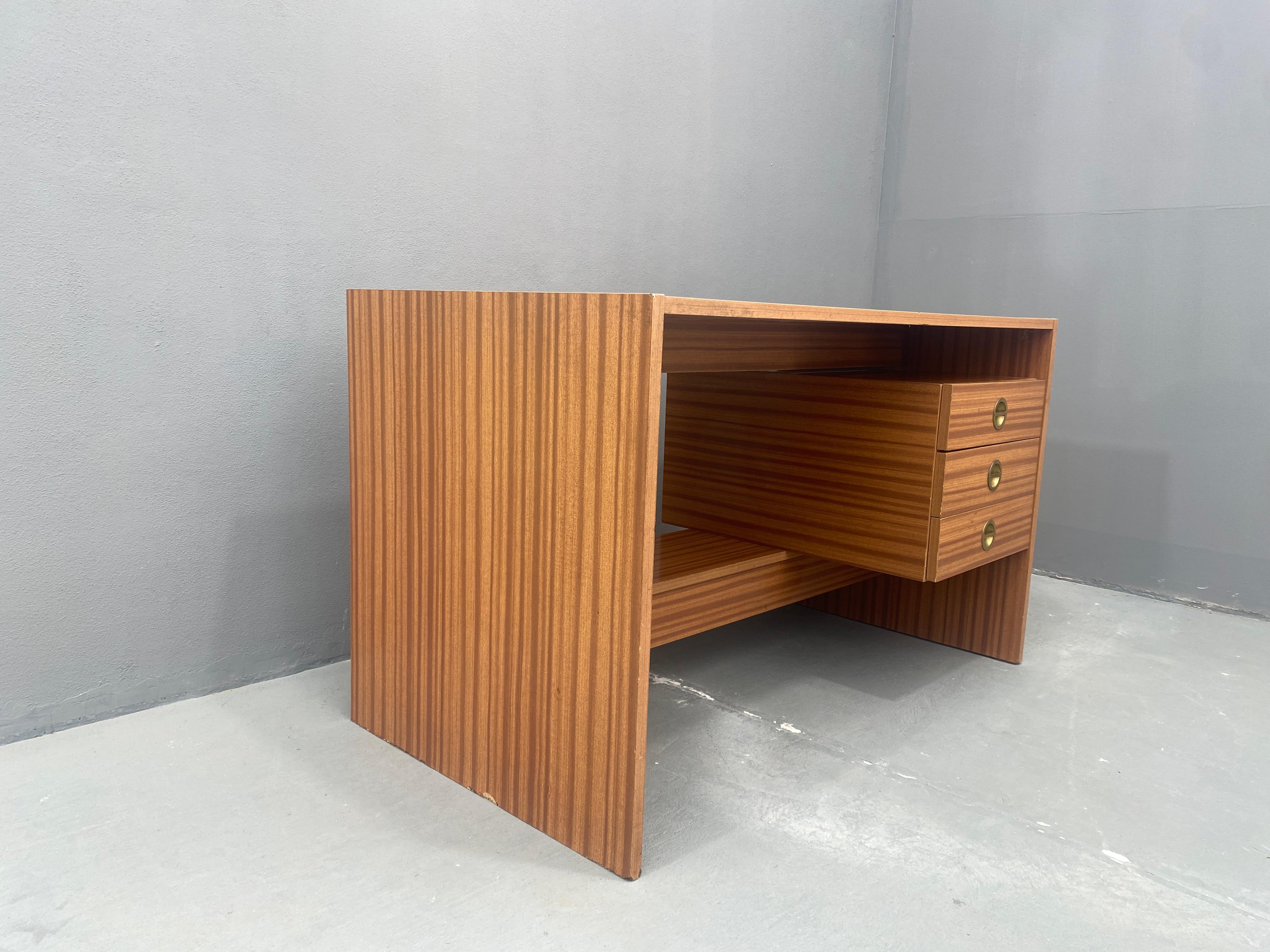 Czechoslovak Vintage Desk from the 1980s In Good Condition For Sale In Prague 8, CZ