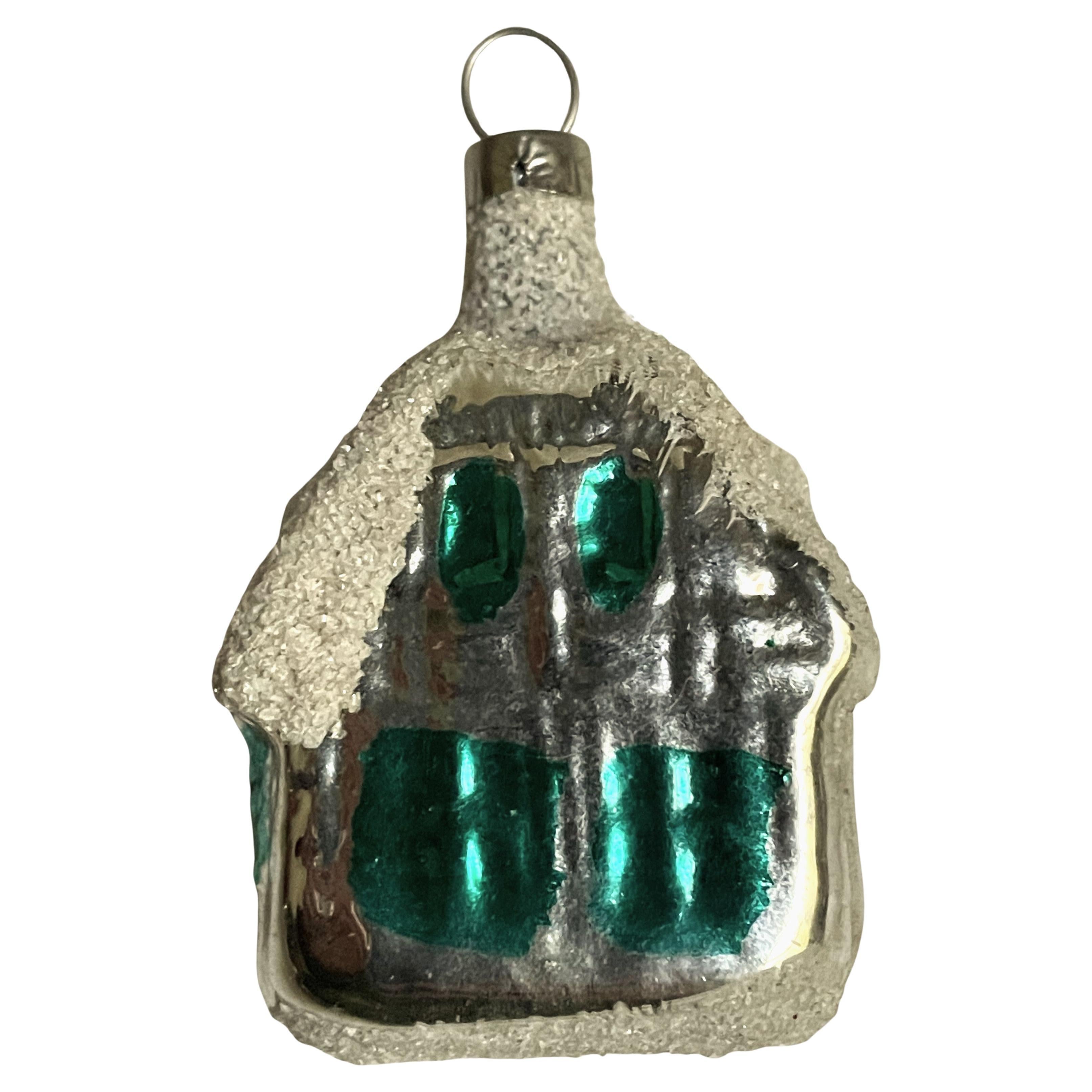 ¡Tan, tan dulce! Se trata de un pequeño adorno de cristal de mercurio plateado soplado a mano con forma de casita de campo con el tejado y el suelo de purpurina nevada y las puertas y ventanas verdes. El adorno está en buen estado vintage y lleva la
