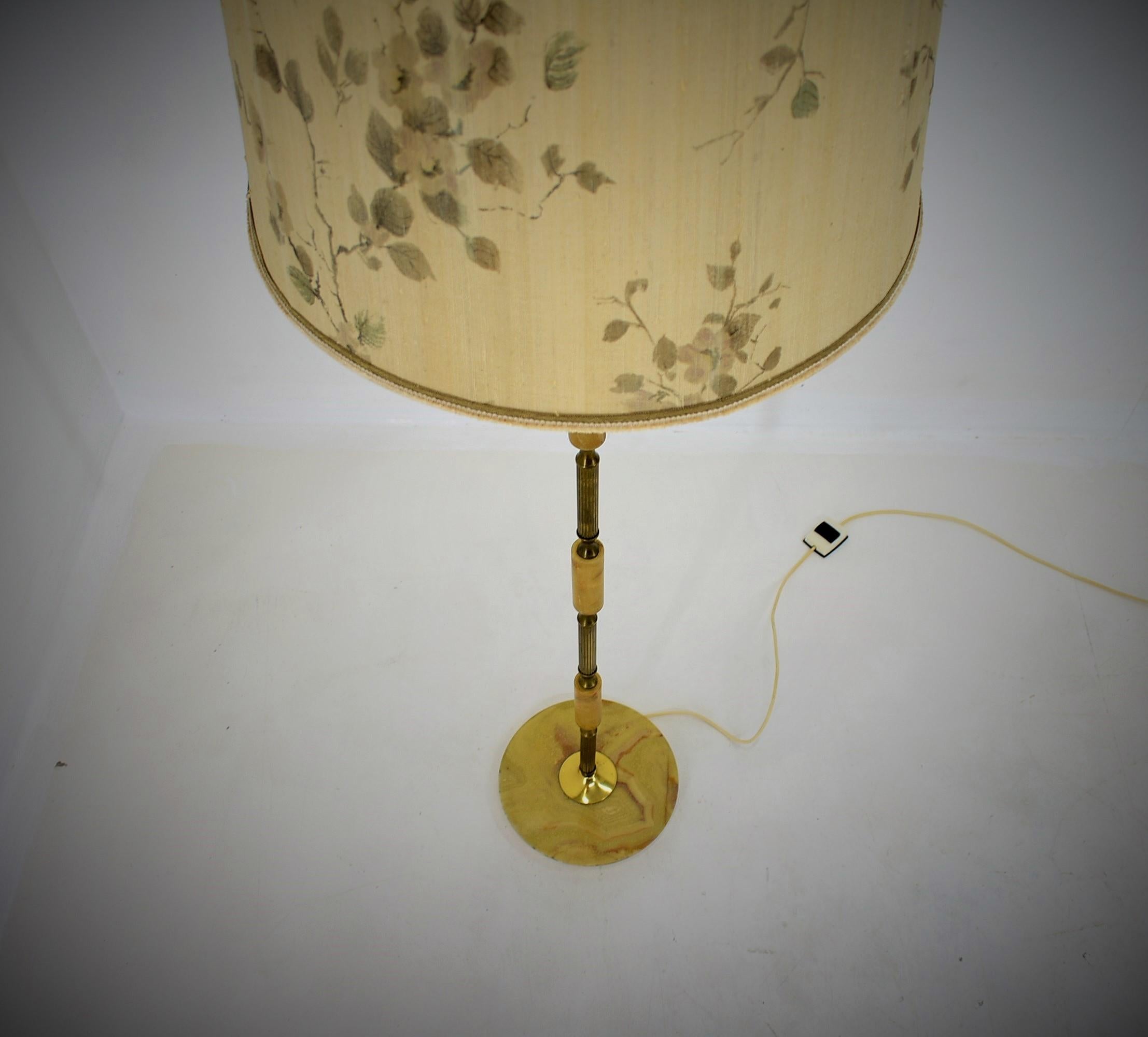 Czechoslovakia Mid-Century Floor Lamp in Alabaster and Brass, 1950s In Good Condition For Sale In Praha, CZ