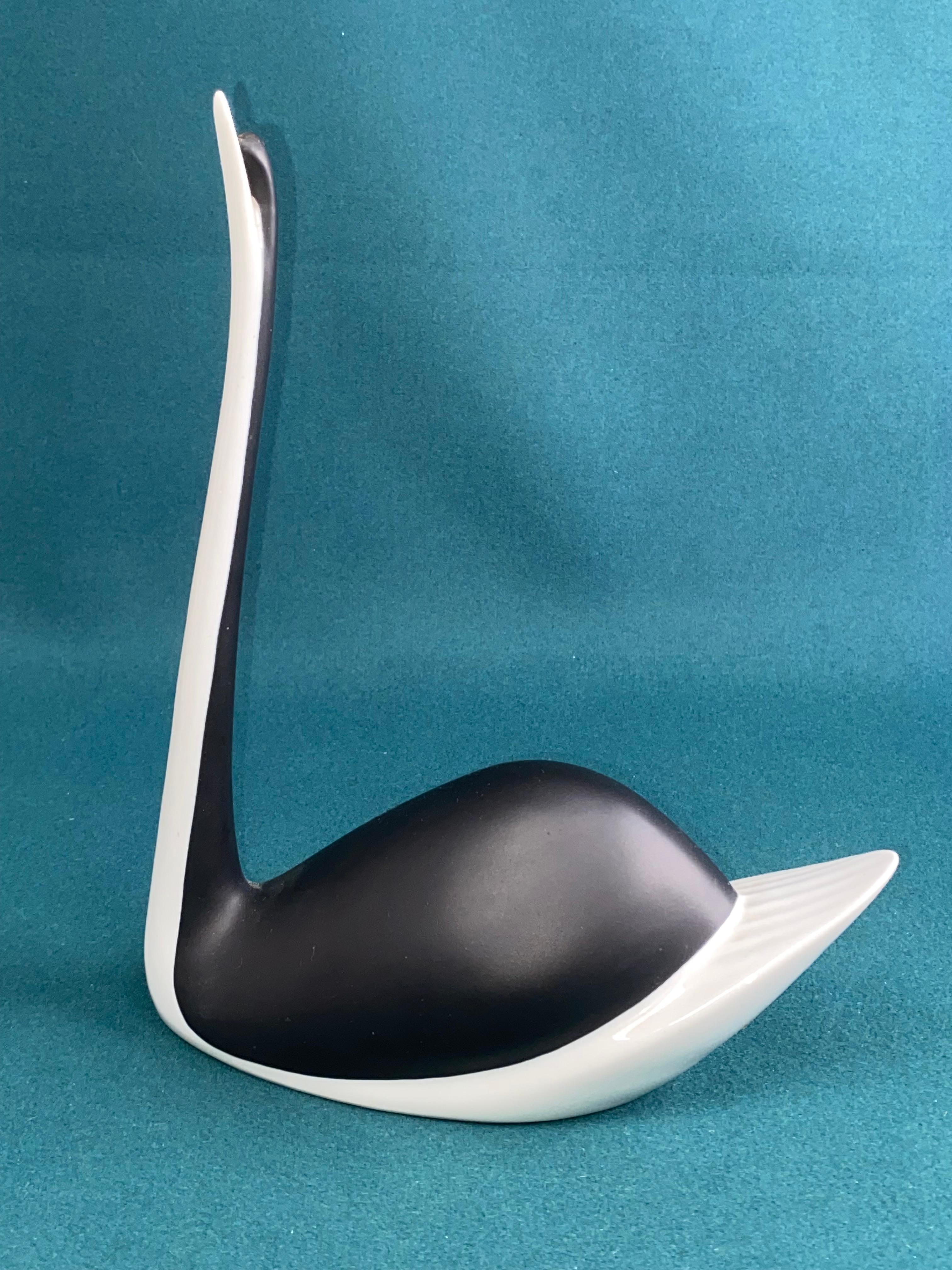 Porcellana cecoslovacca B & W Swan Figurine di Jaroslav Jezek Royal Dux 1960 in ottime condizioni originali.