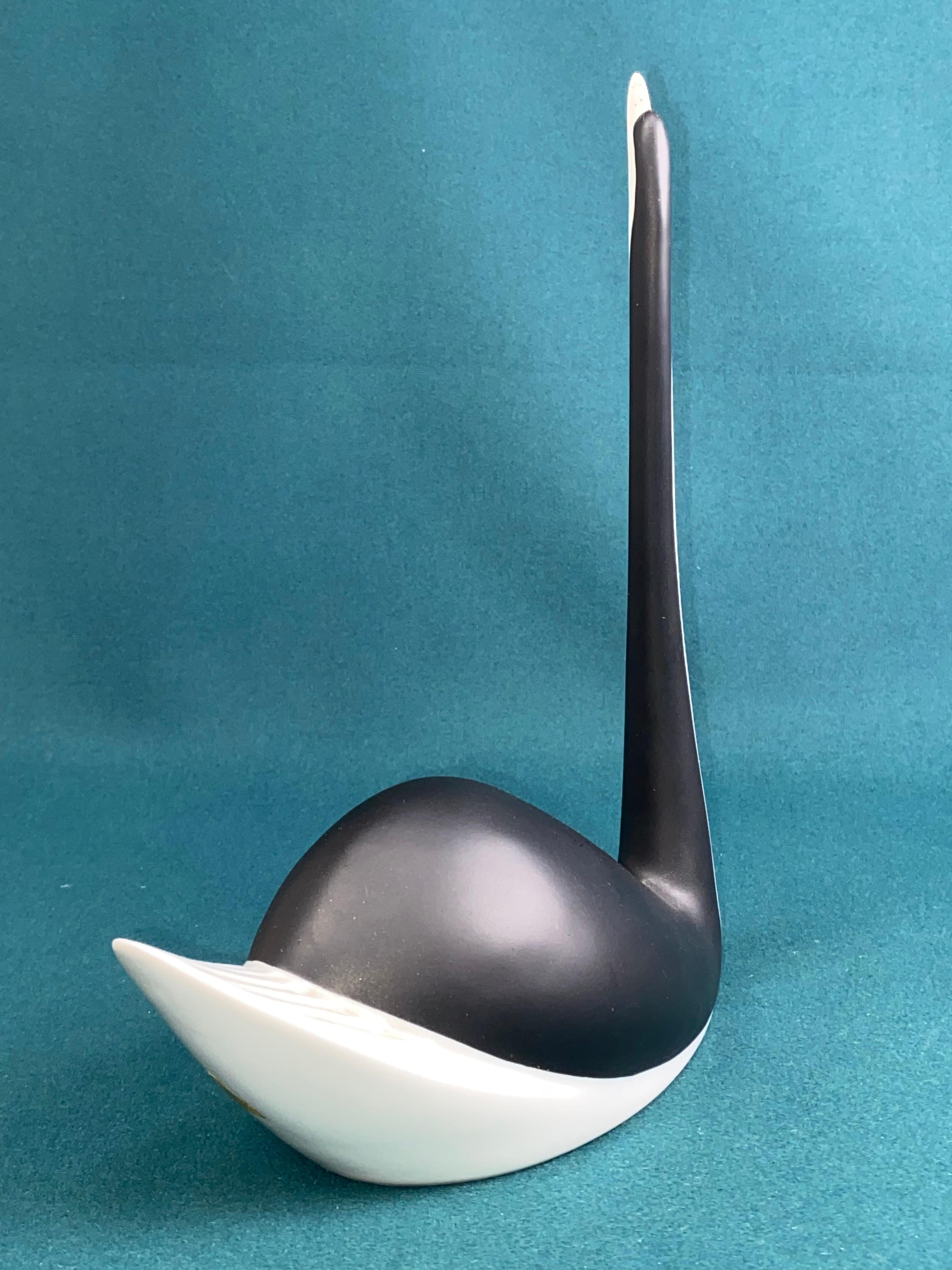 Mid-Century moderno Cigno in porcellana cecoslovacca B & W di Jaroslav Jezek Royal Dux 1960 in vendita