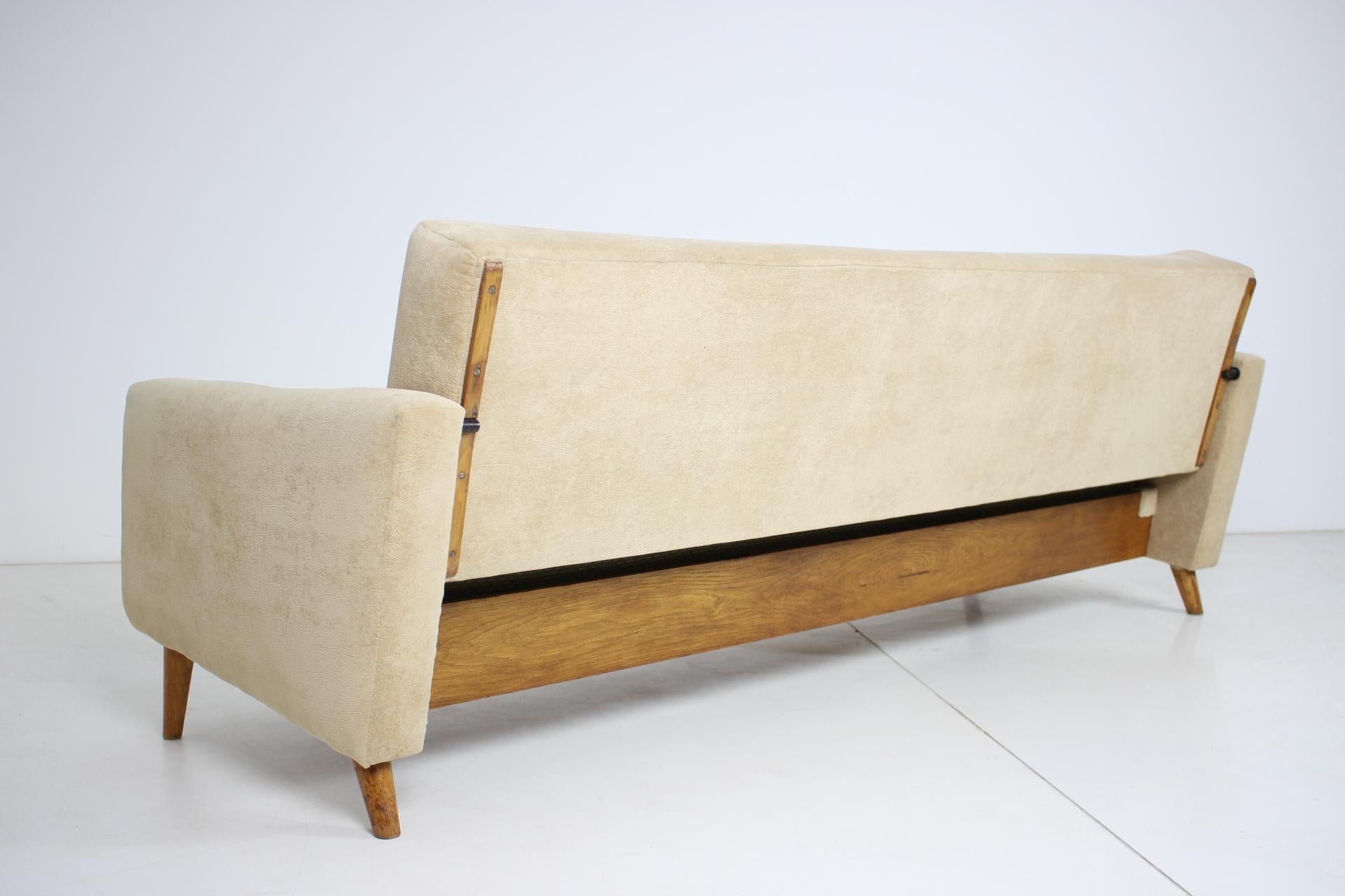 Mid-20th Century Czechoslovakia Stylish Adjustable 3-Seat Sofa, 1960‘s