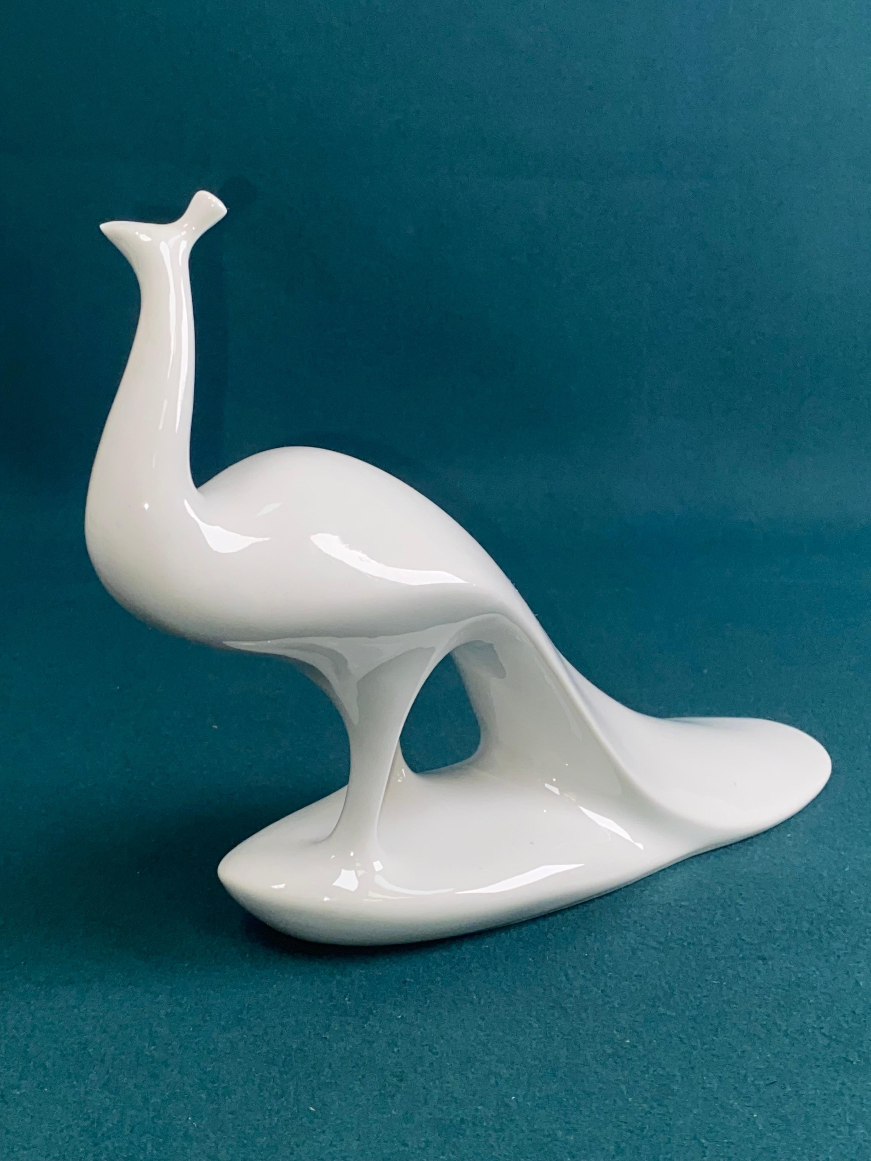 Figurilla de pavo real de porcelana blanca de Checoslovaquia por Jaroslav Jezek para Royal Dux en muy buen estado original. Dos puntos visibles bajo vidriado.