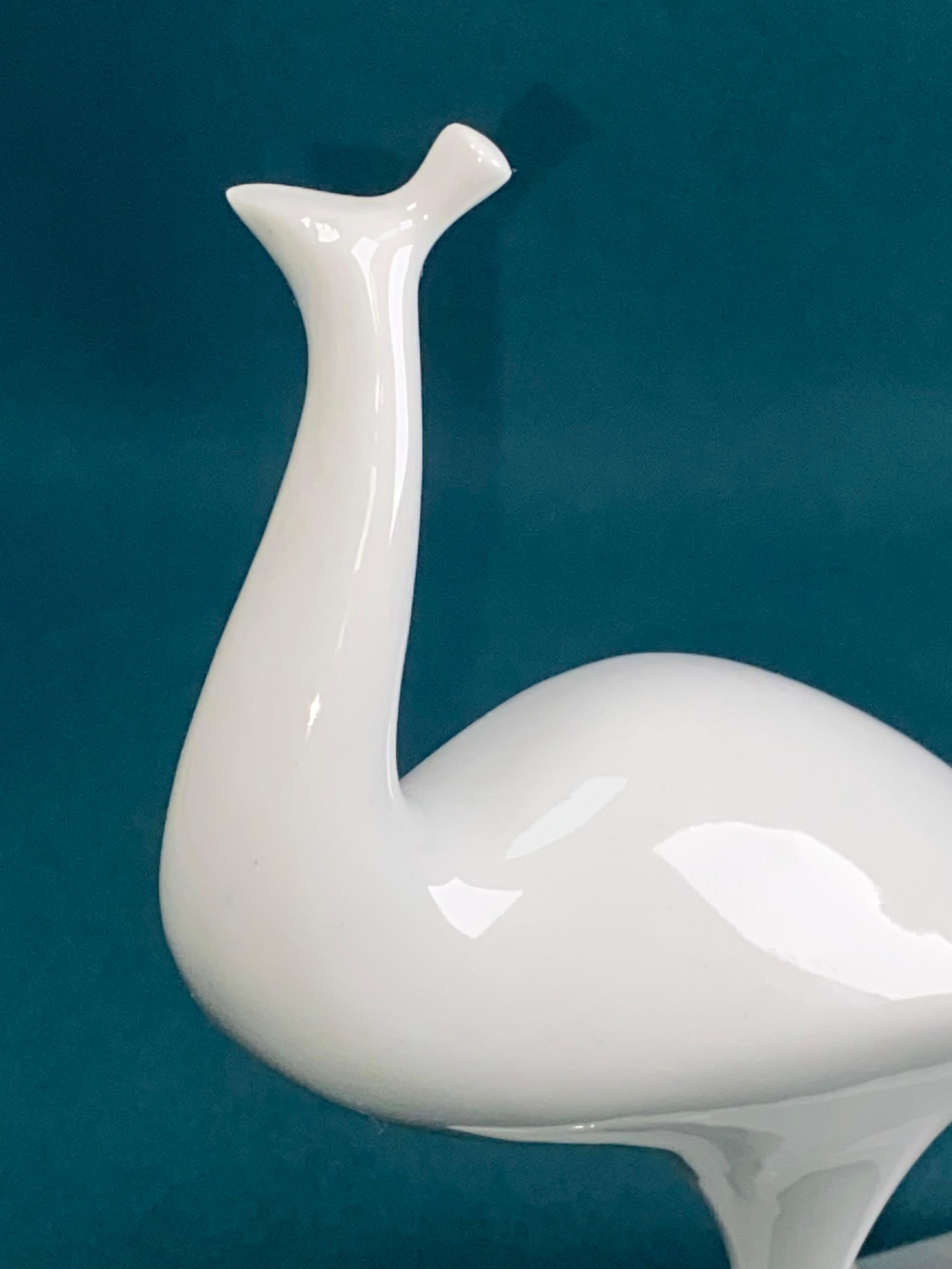 Figurilla de pavo real de porcelana blanca de Checoslovaquia por Jaroslav Jezek para Royal Dux Moderno de mediados de siglo en venta