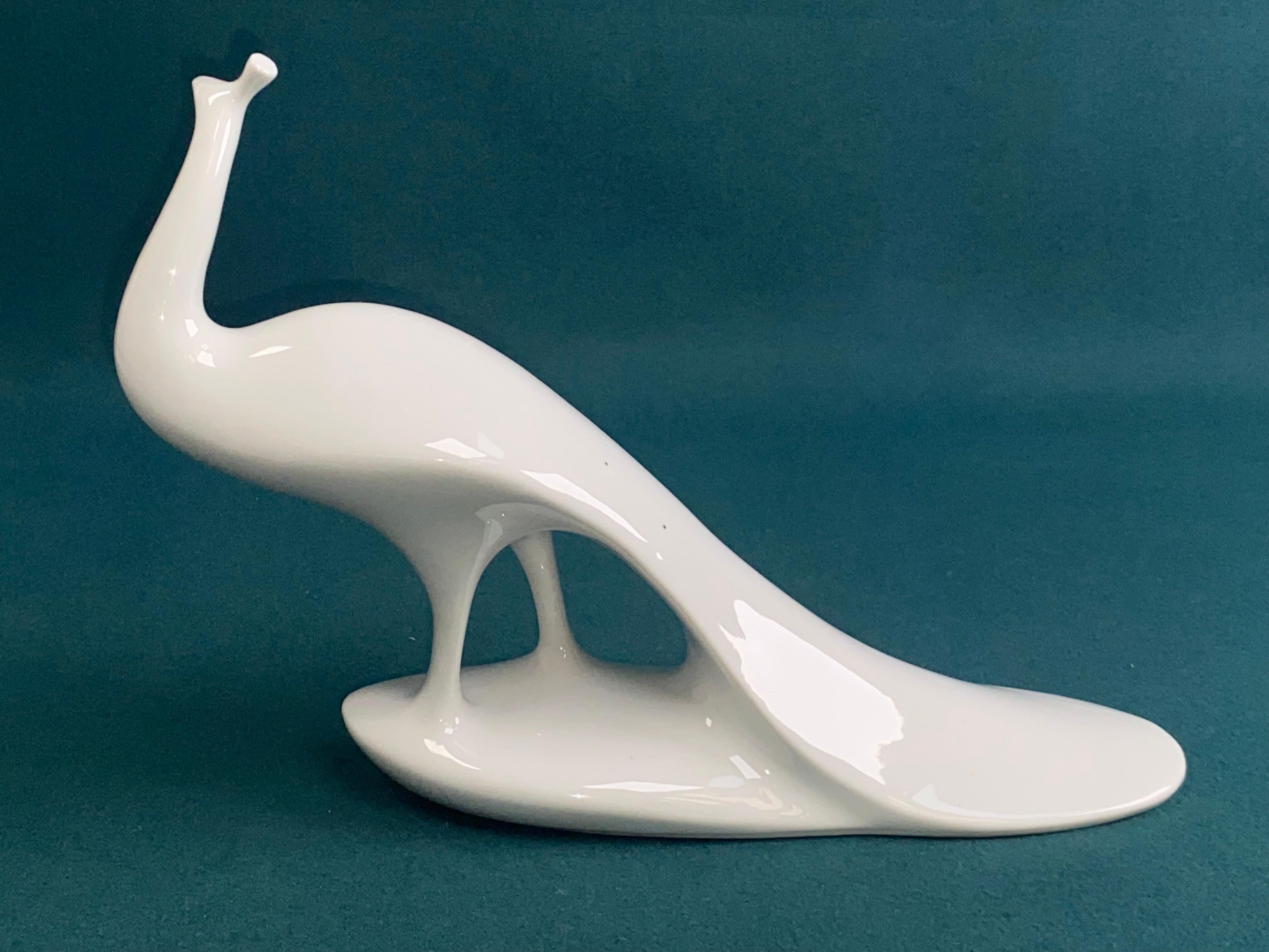 Figurilla de pavo real de porcelana blanca de Checoslovaquia por Jaroslav Jezek para Royal Dux en Bueno estado para la venta en Banská Štiavnica, SK