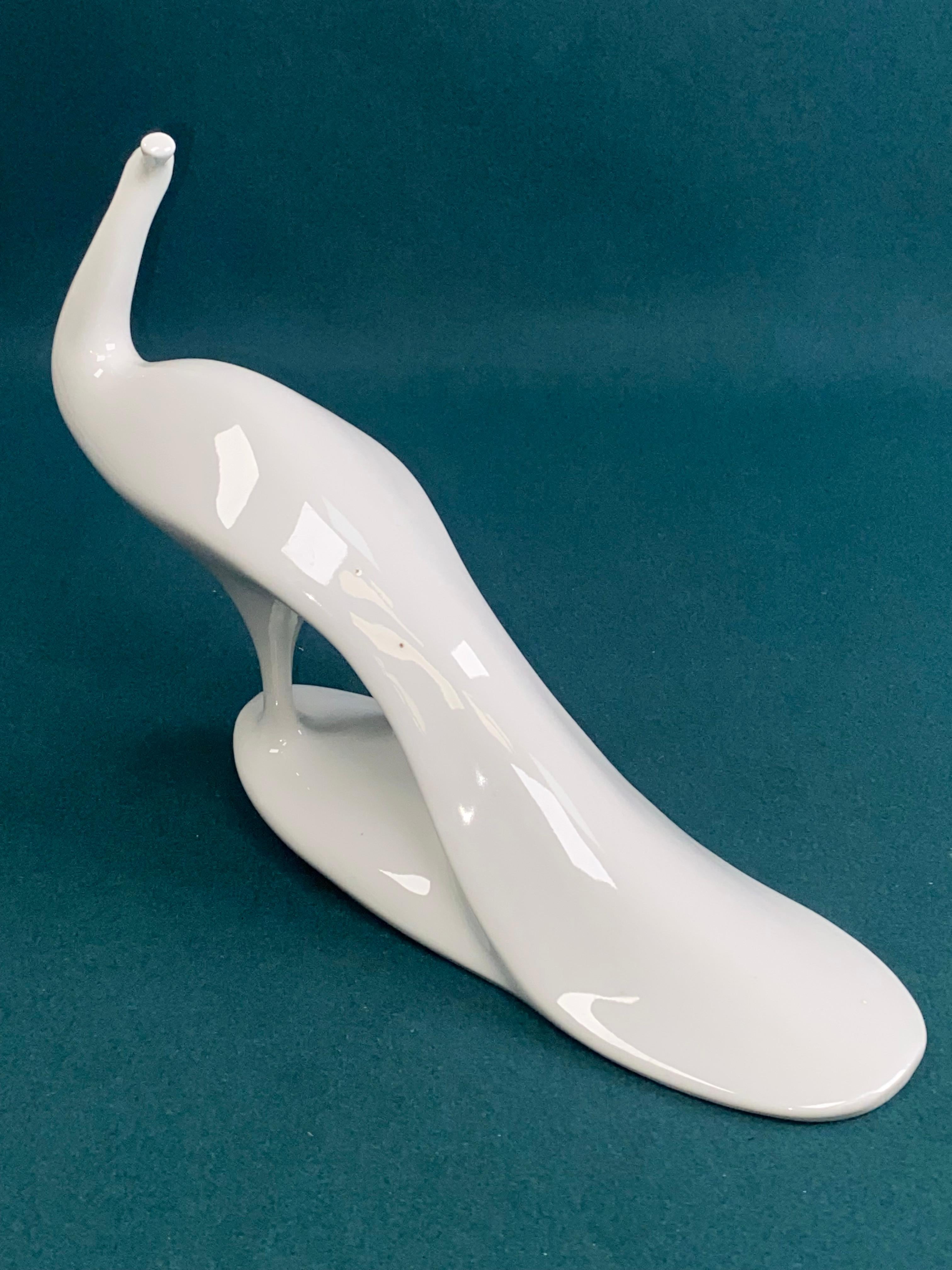Figurilla de pavo real de porcelana blanca de Checoslovaquia por Jaroslav Jezek para Royal Dux mediados del siglo XX en venta