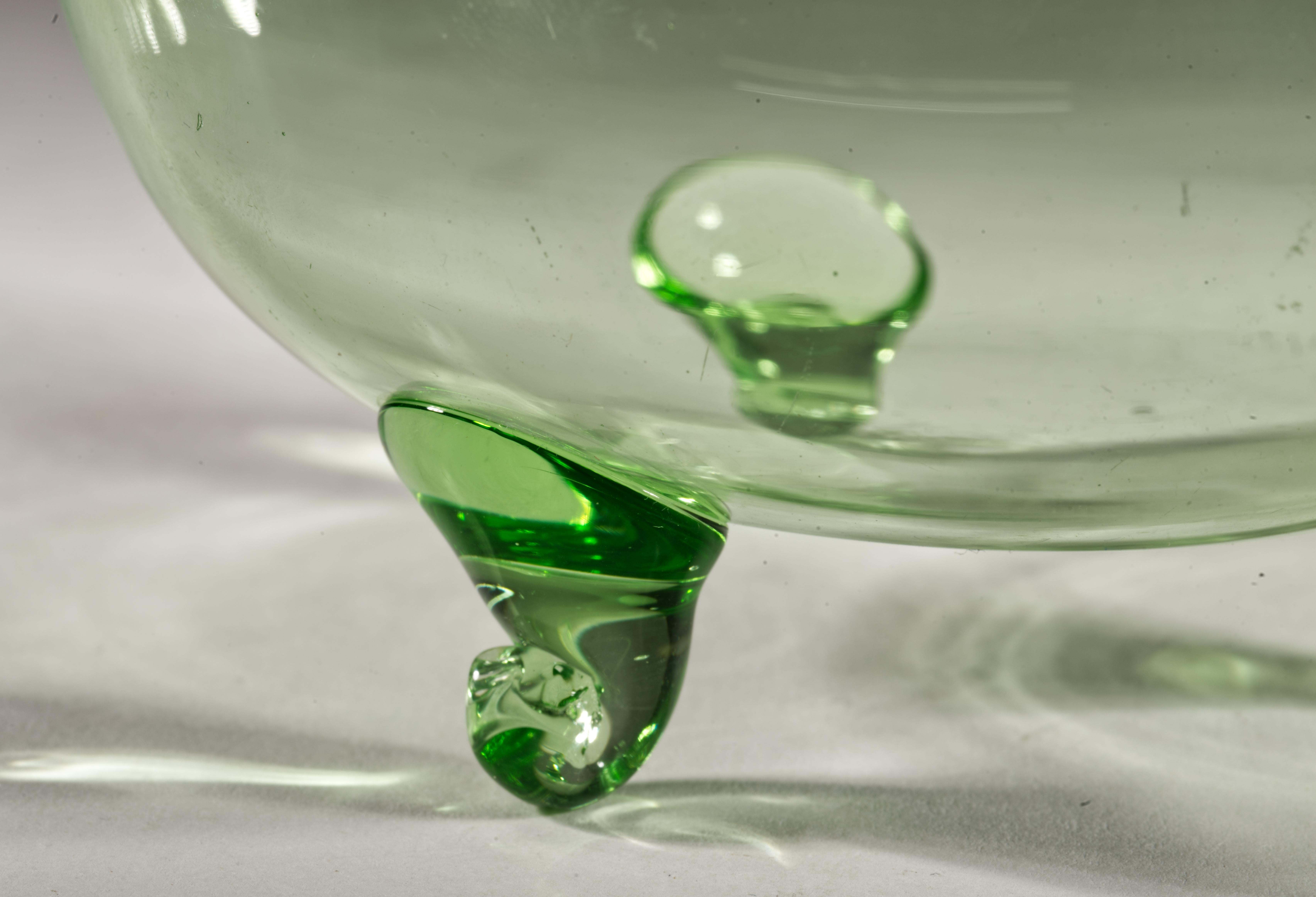 Ceco Ciotola con piede in vetro cecoslovacco Art Deco verde uranio, si illumina ai raggi UV in vendita
