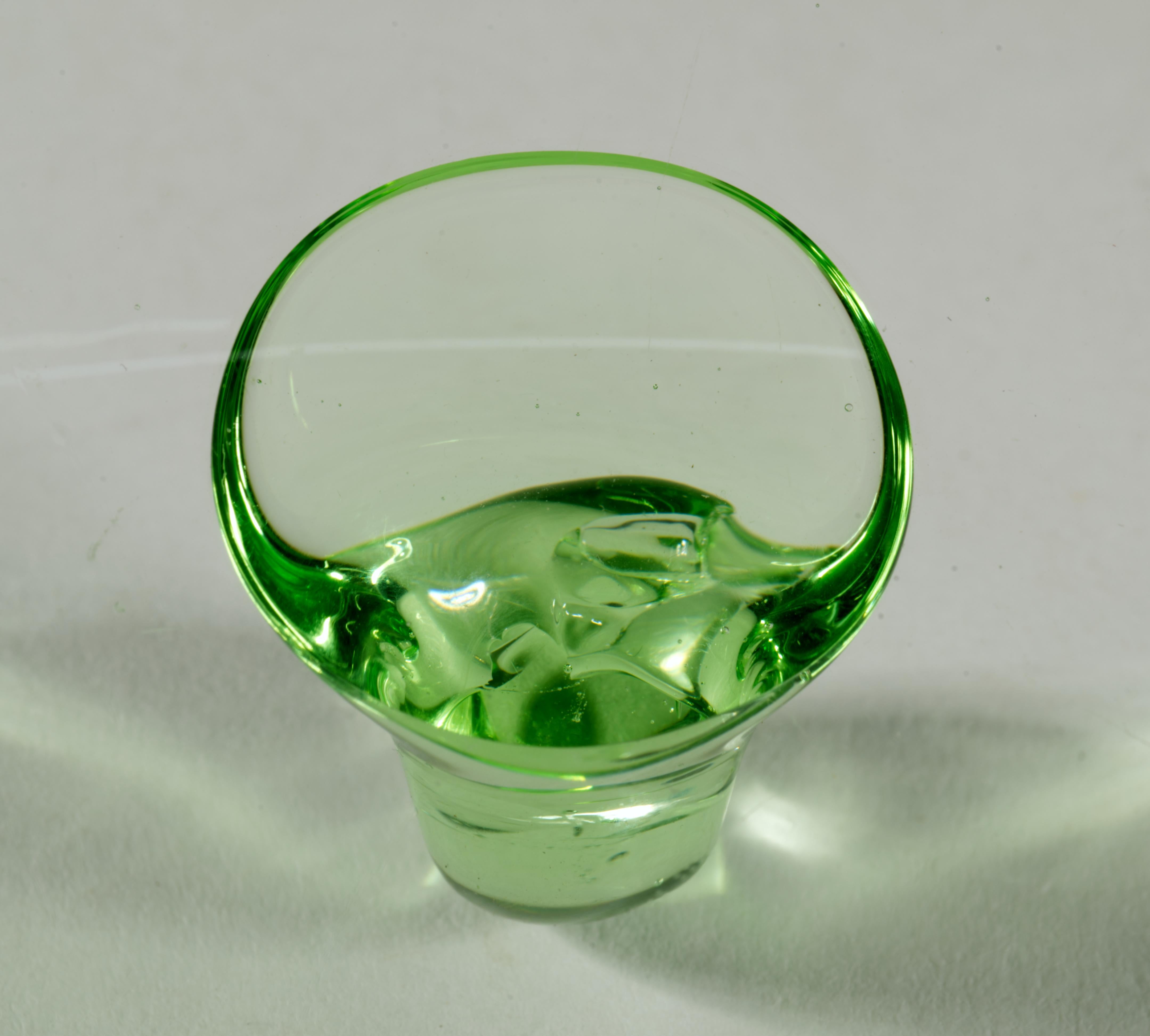 Fatto a mano Ciotola con piede in vetro cecoslovacco Art Deco verde uranio, si illumina ai raggi UV in vendita