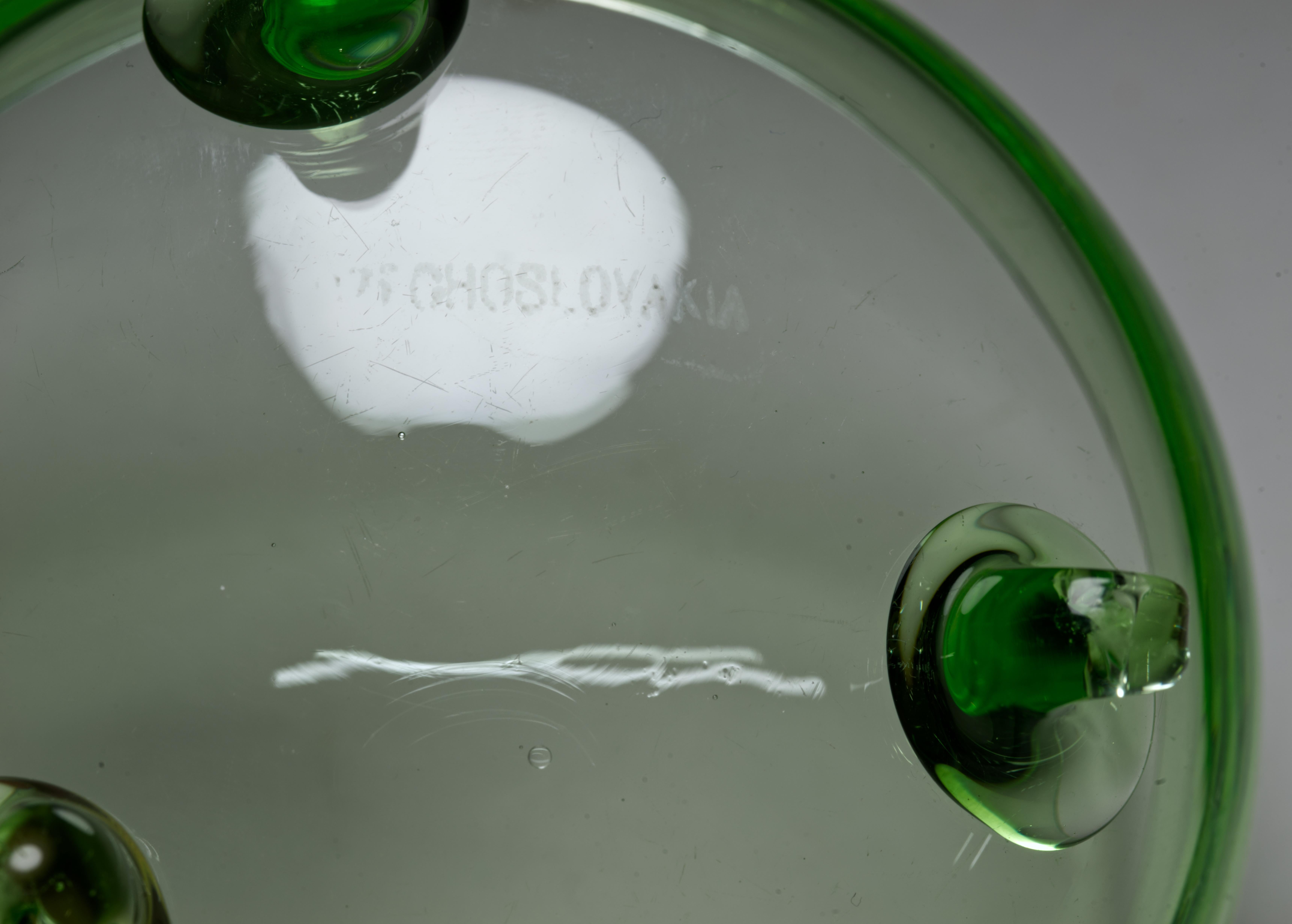 Ciotola con piede in vetro cecoslovacco Art Deco verde uranio, si illumina ai raggi UV In condizioni buone in vendita a Clifton Springs, NY