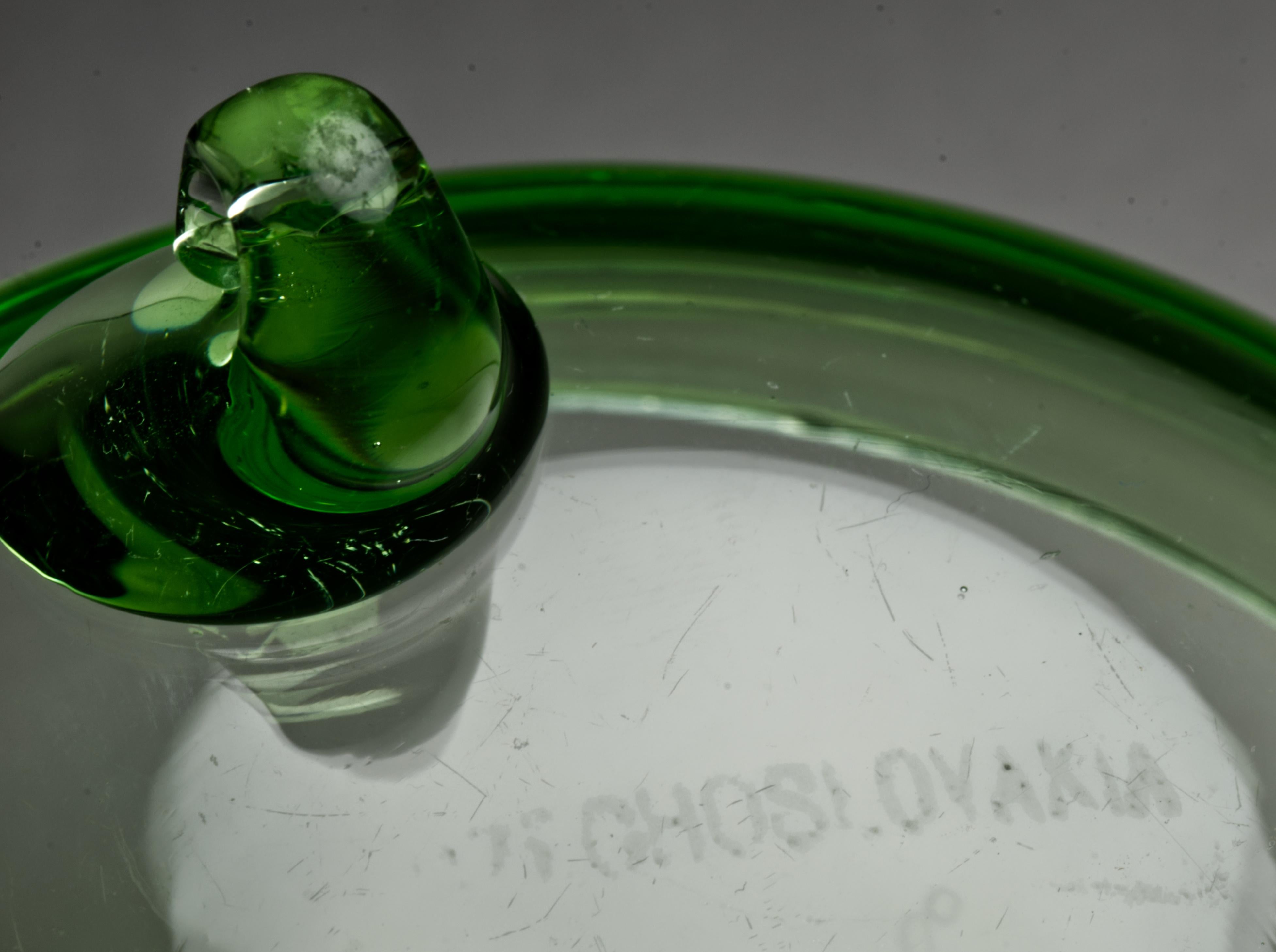 XX secolo Ciotola con piede in vetro cecoslovacco Art Deco verde uranio, si illumina ai raggi UV in vendita