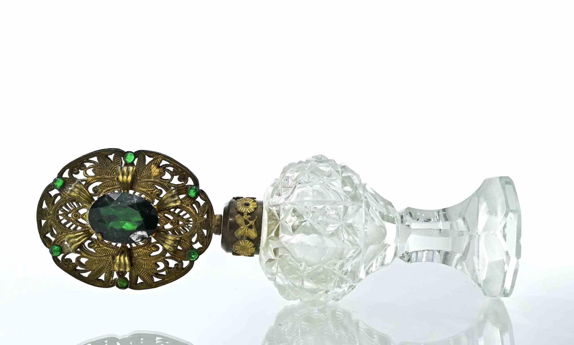 Vintage Czechoslovakian Art Deco crystal perfume bottle.

Gilded decorations.

Includes its original cap.

Very good condition.
