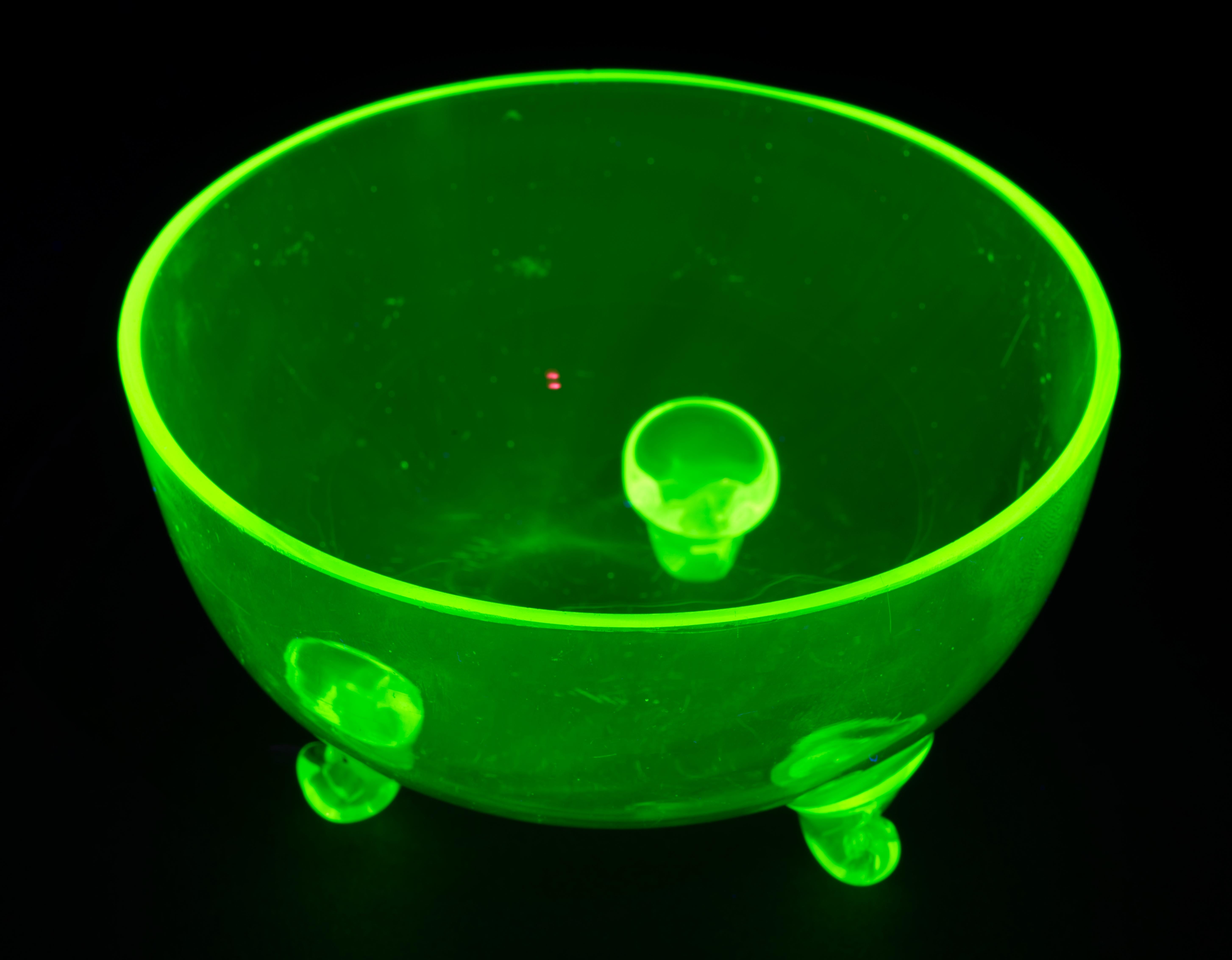 Art Déco Ciotola con piede in vetro cecoslovacco Art Deco verde uranio, si illumina ai raggi UV in vendita