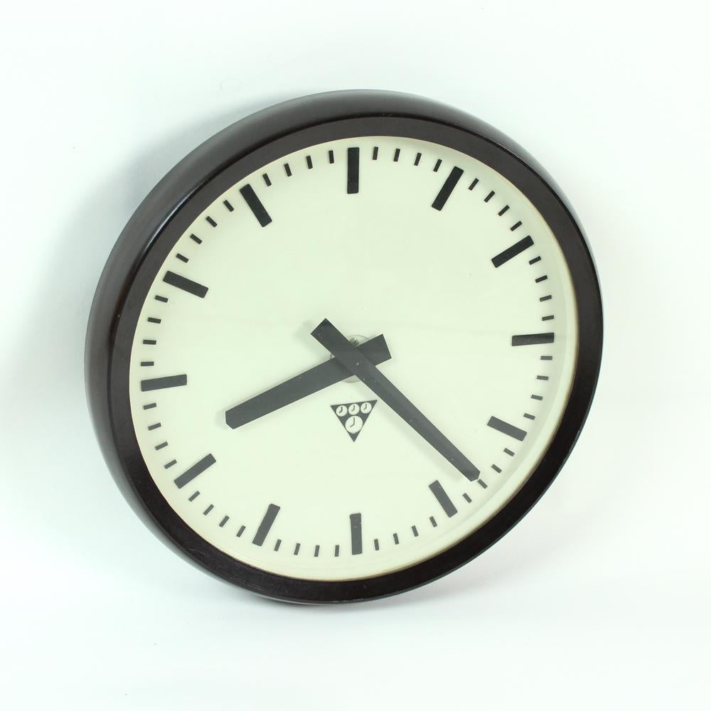 Mid-Century Modern Czechoslovakian Bakelite Clock PV 301 from Pragotron, 1984 For Sale