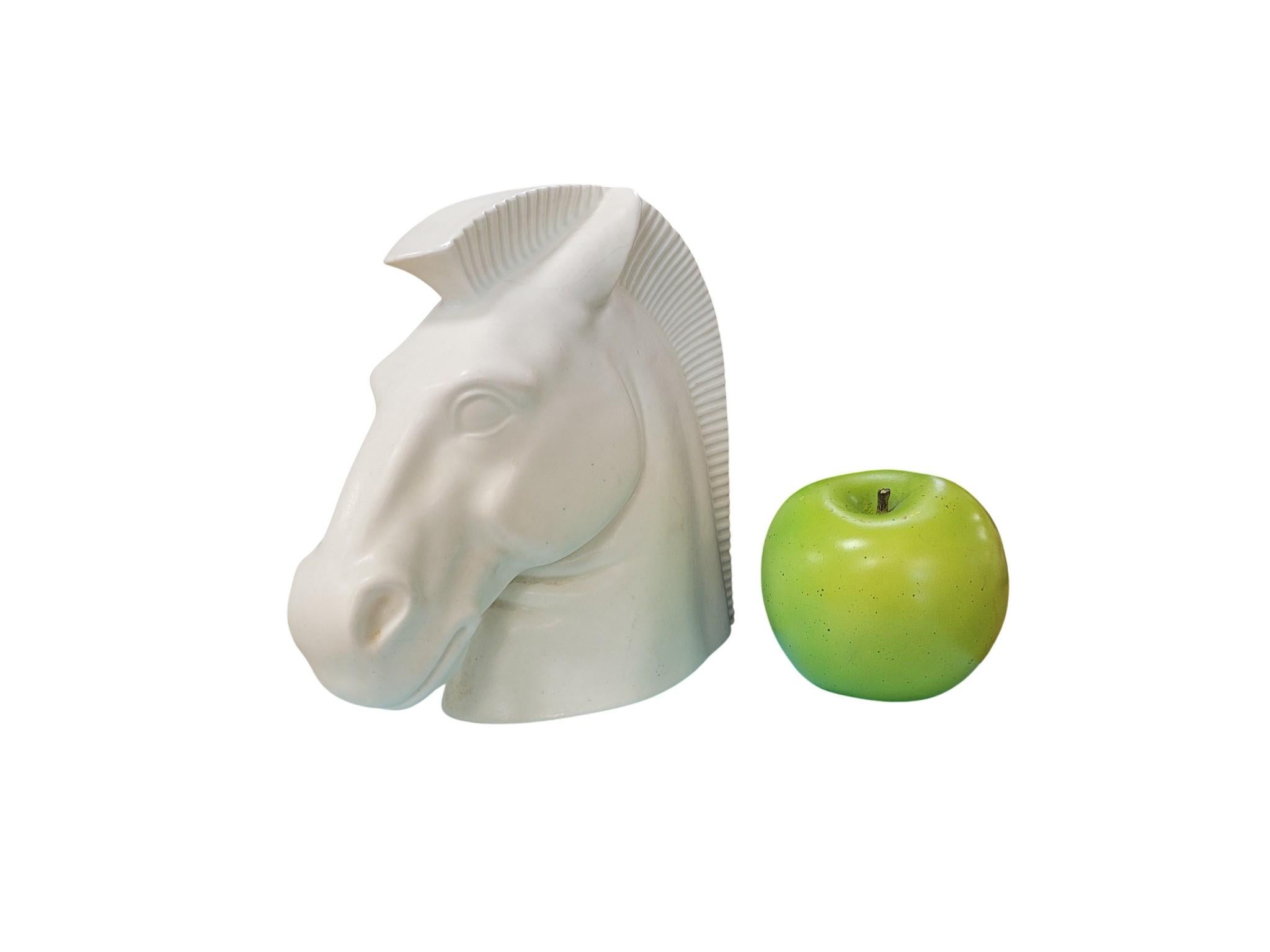 Questo busto di cavallo in porcellana cecoslovacca di bisquit è un raffinato esempio di arte decorativa dell'inizio e della metà del XX secolo, che fonde l'influenza classica con la stilizzazione modernista. Modellata in una forma audace ma