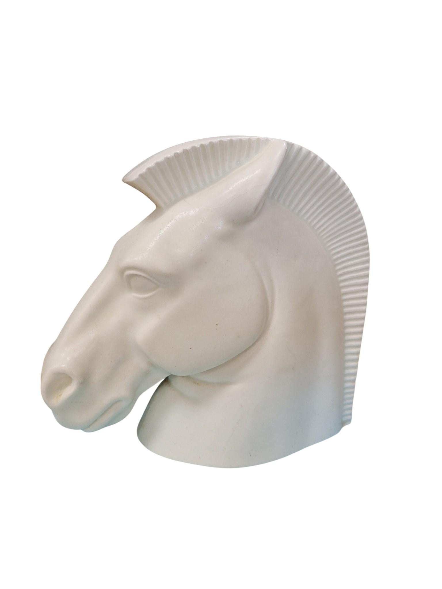 Busto di cavallo in porcellana di bisquit cecoslovacca, 1920-1960 circa In condizioni buone in vendita a North Palm Beach, FL