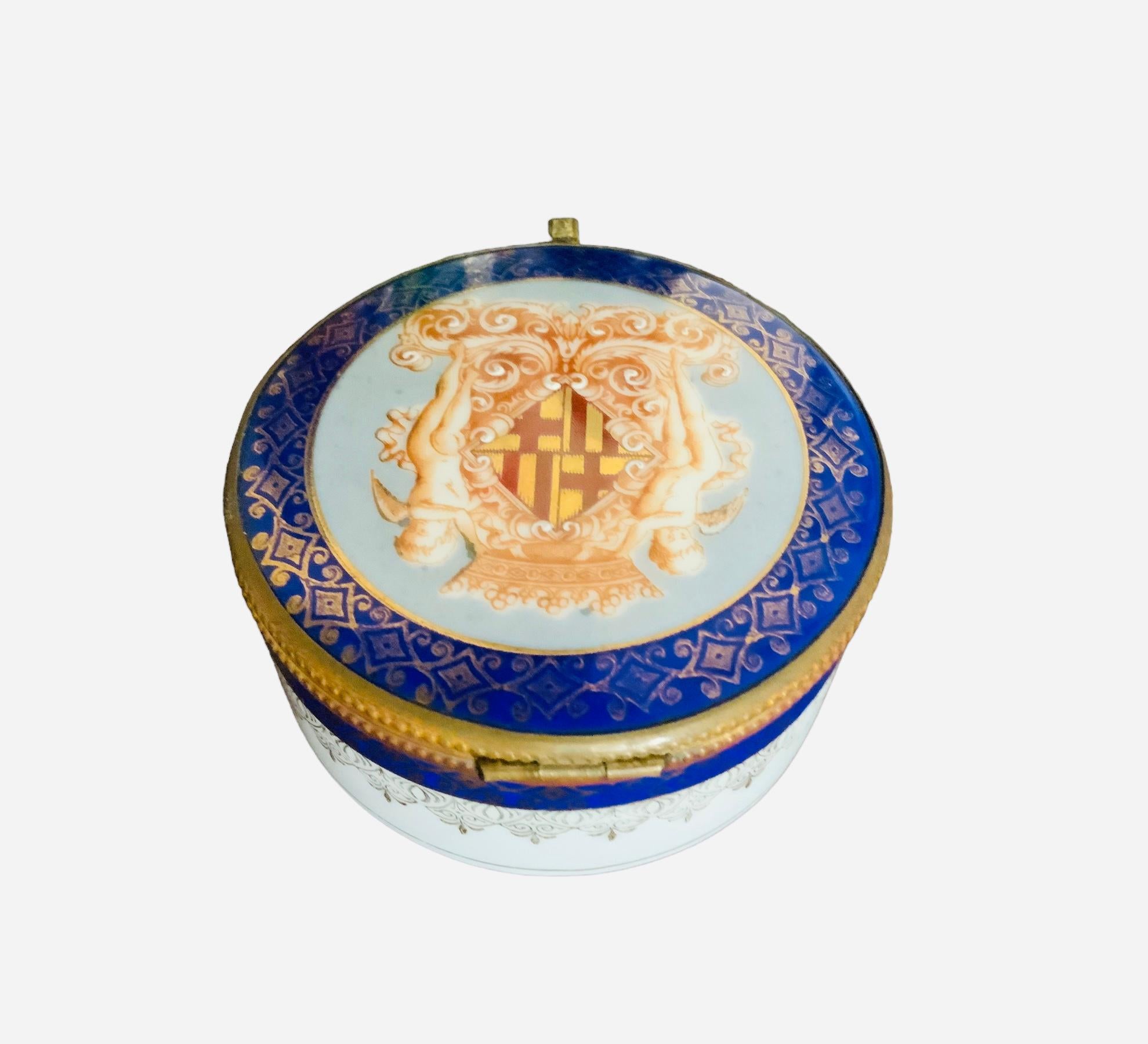 Czechoslovakian Hand Painted Porcelain Round Trinket/Jewelry Box In Good Condition In Guaynabo, PR