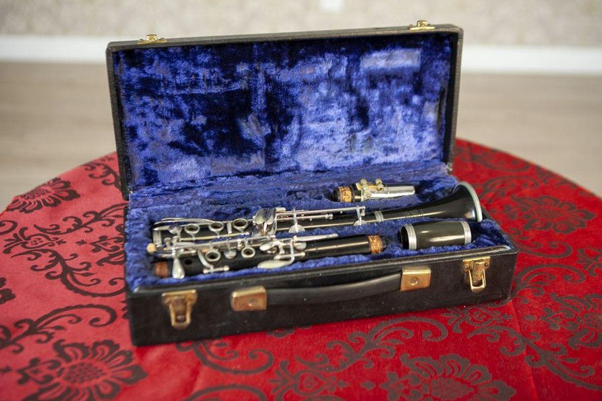 Clarinete checoslovaco de lignatón de mediados. XX

Un clarinete checoslovaco Lignatone, sin probar, en muy buen estado. Fabricado en madera, el juego incluye un estuche con la marca 