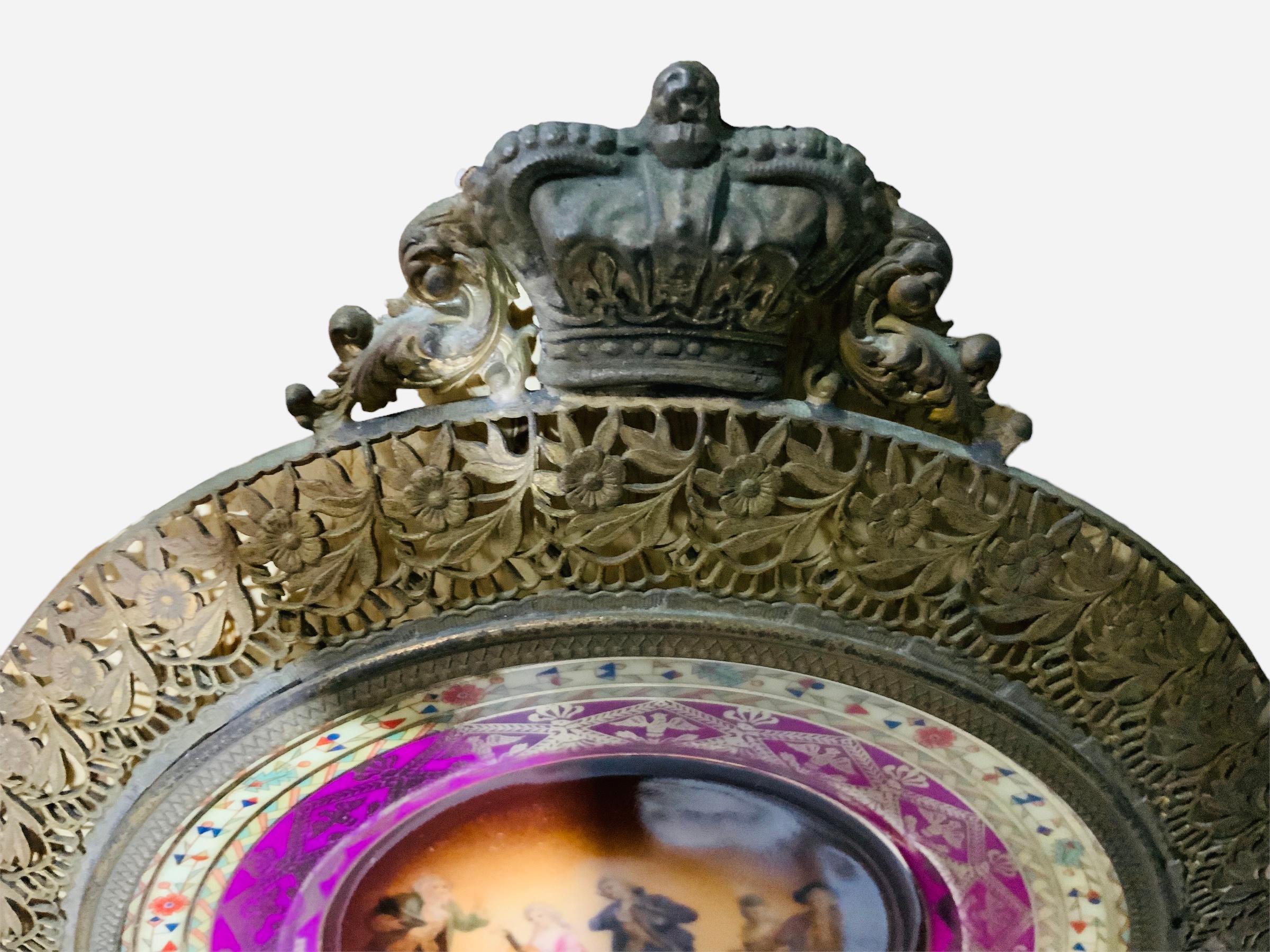 Paire d'assiettes tchécoslovaques en porcelaine peintes à la main en bronze en vente 6