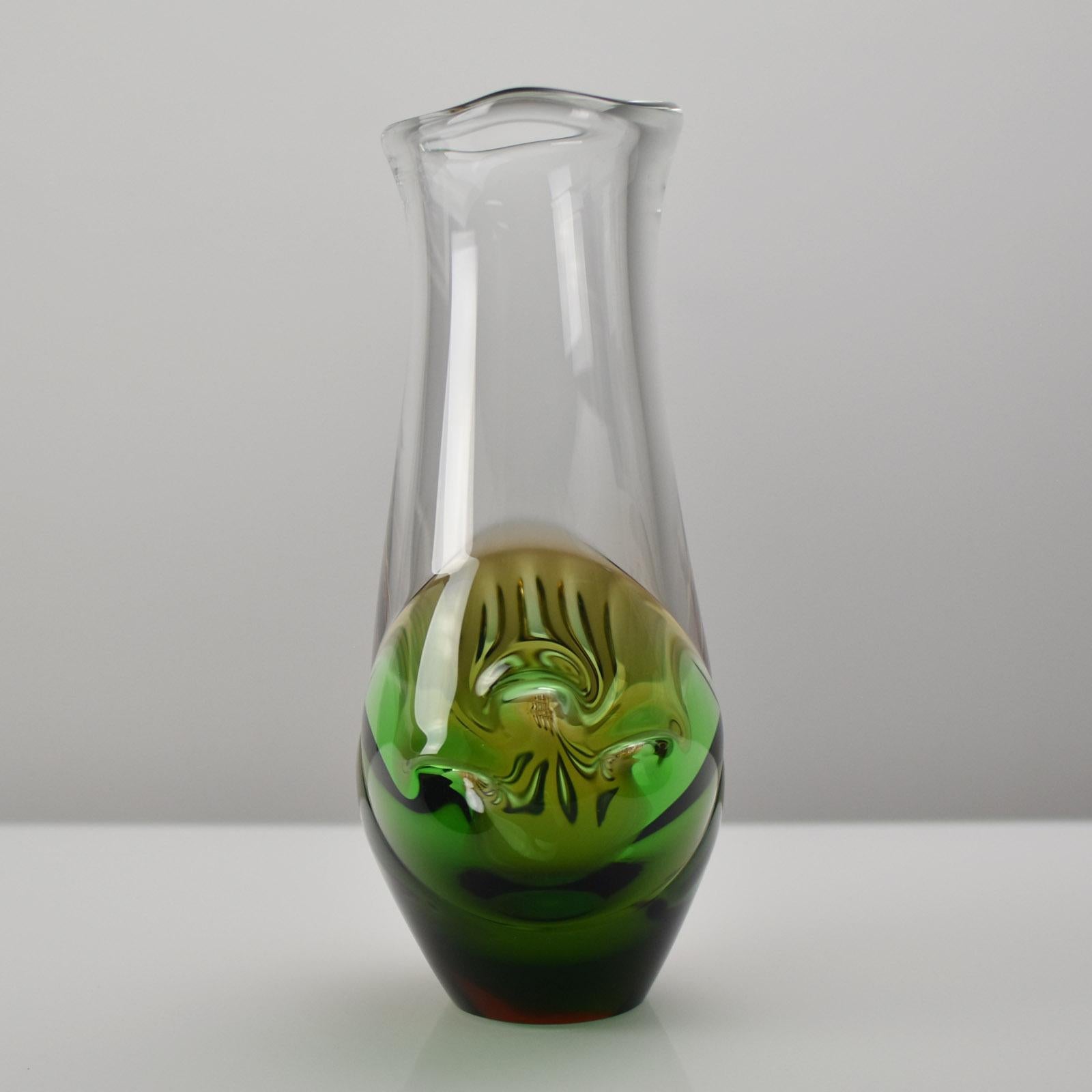 Mid-Century moderno Vaso in vetro artistico cecoslovacco Skrdlovice Sommerso 7633 di Ladislav Palacek 1976 in vendita