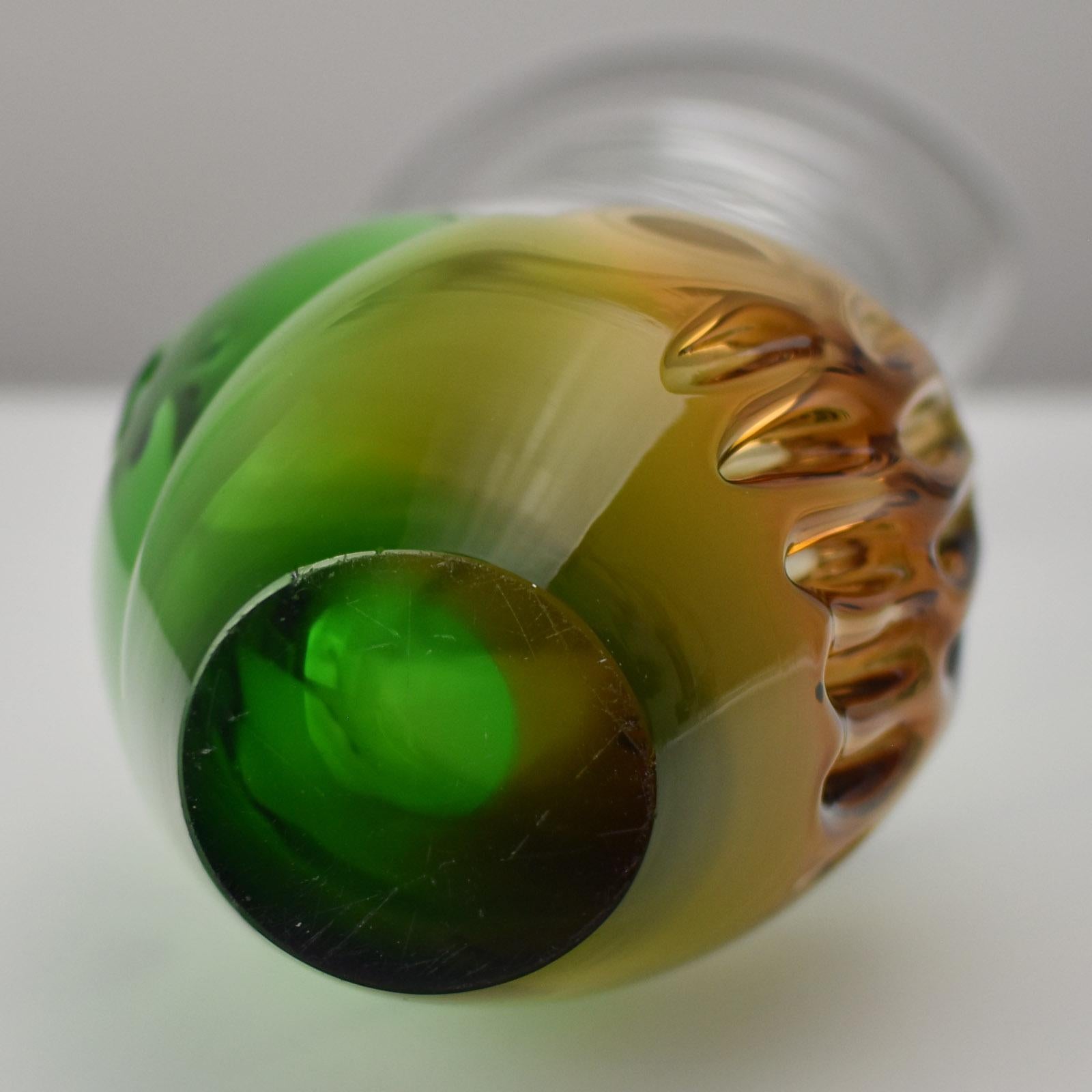 Fatto a mano Vaso in vetro artistico cecoslovacco Skrdlovice Sommerso 7633 di Ladislav Palacek 1976 in vendita