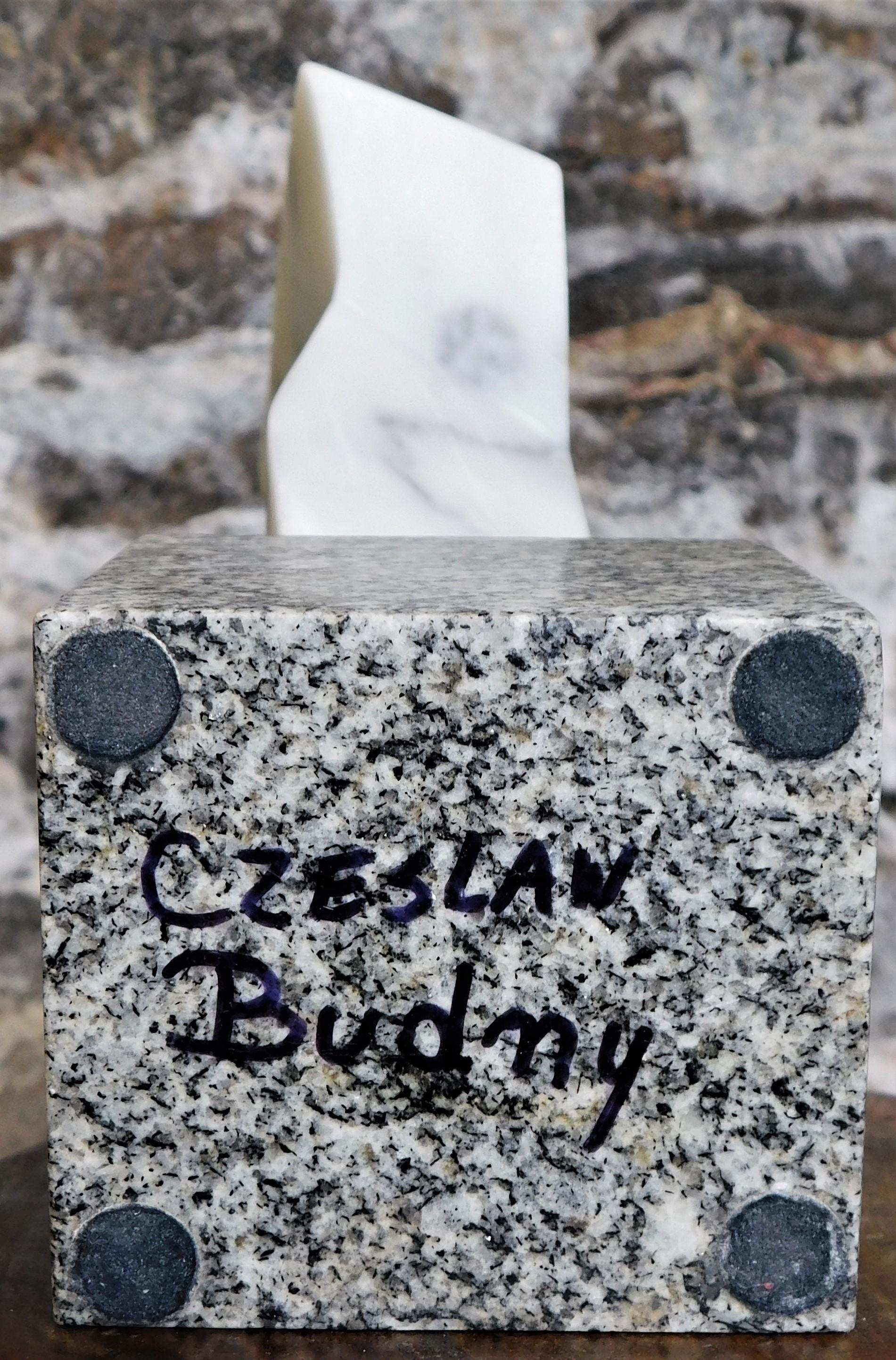 Czeslaw Budny Moderne abstrakte Konstruktivistische Marmorskulptur Steinsockel signiert im Angebot 4
