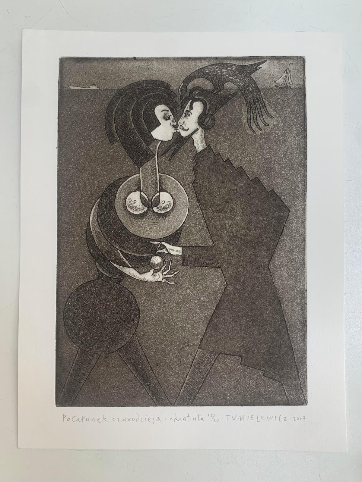 Stampa figurativa monocromatica all'acquatinta dell'artista polacco Czeslaw Tumielewicz. L'opera d'arte raffigura due persone che si baciano. Sono raffigurati in uno stile piuttosto cubistico. Il titolo di questa stampa è 'Kiss of a wizard' ed è in
