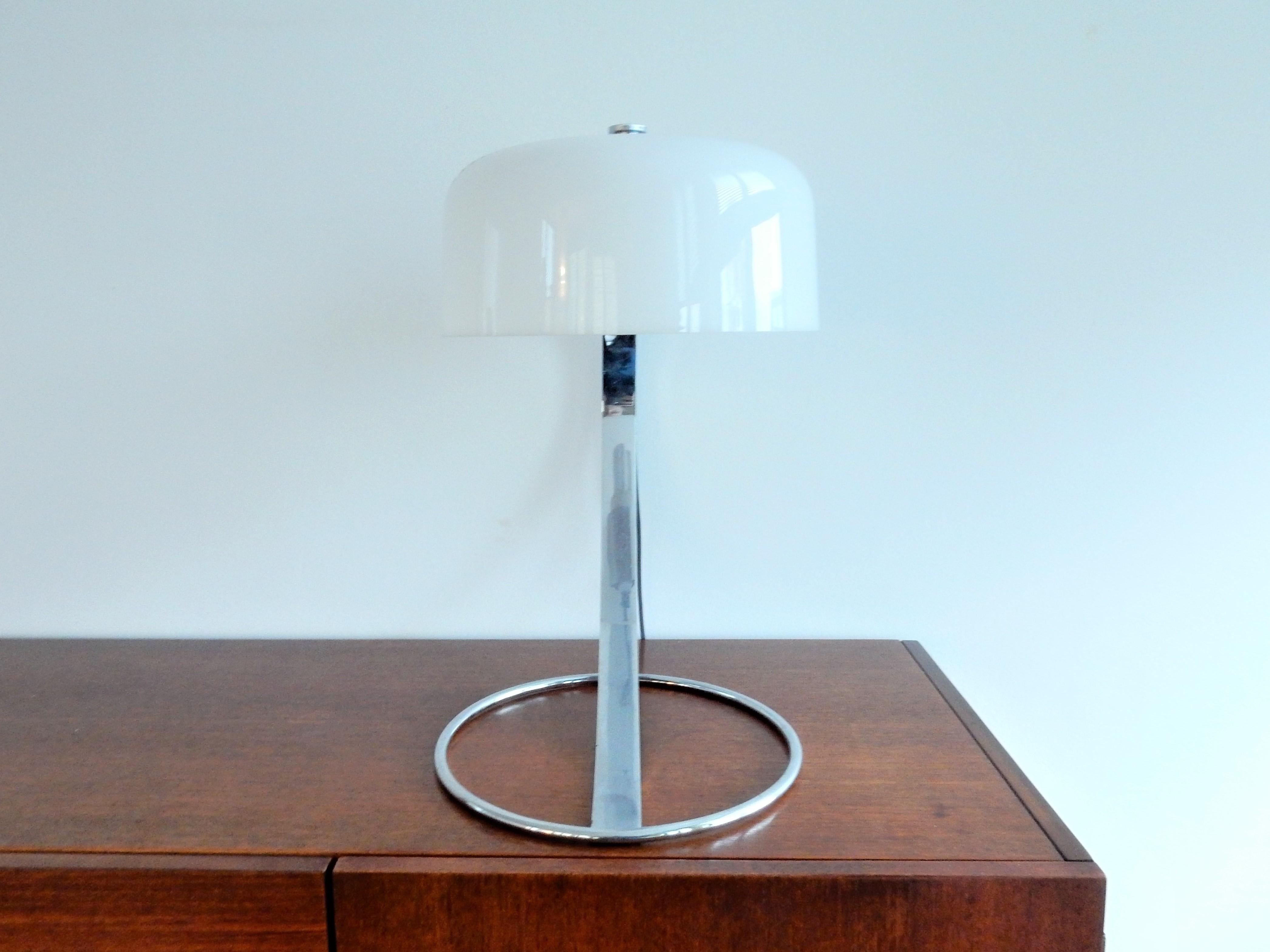 This beautiful desk lamp, model D-2125 was made by RAAK Amsterdam in the 1970s. It has a chrome foot and Plexiglass shade that gives a very nice direct, but also diffuse light. It is in a very good condition with minor signs of age and use. This