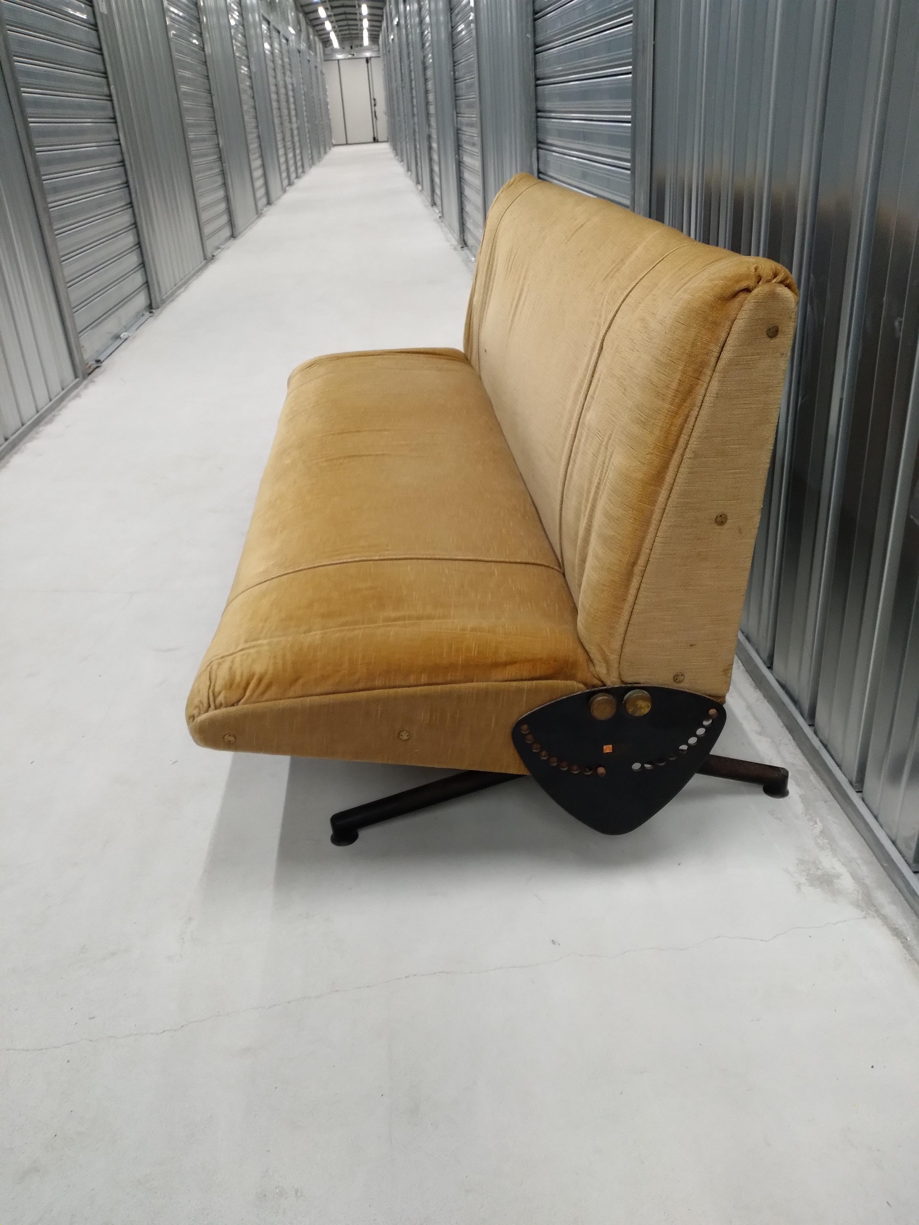 D70 Sofa by Osvaldo Borsani from Tecno Italy 1955s. The iconic sofa. Awards TRIENNALE of Milan in the 1954s. This is the first edition, is all original, the velvet is original, is in good condition is complete and fully functional and perfect. This